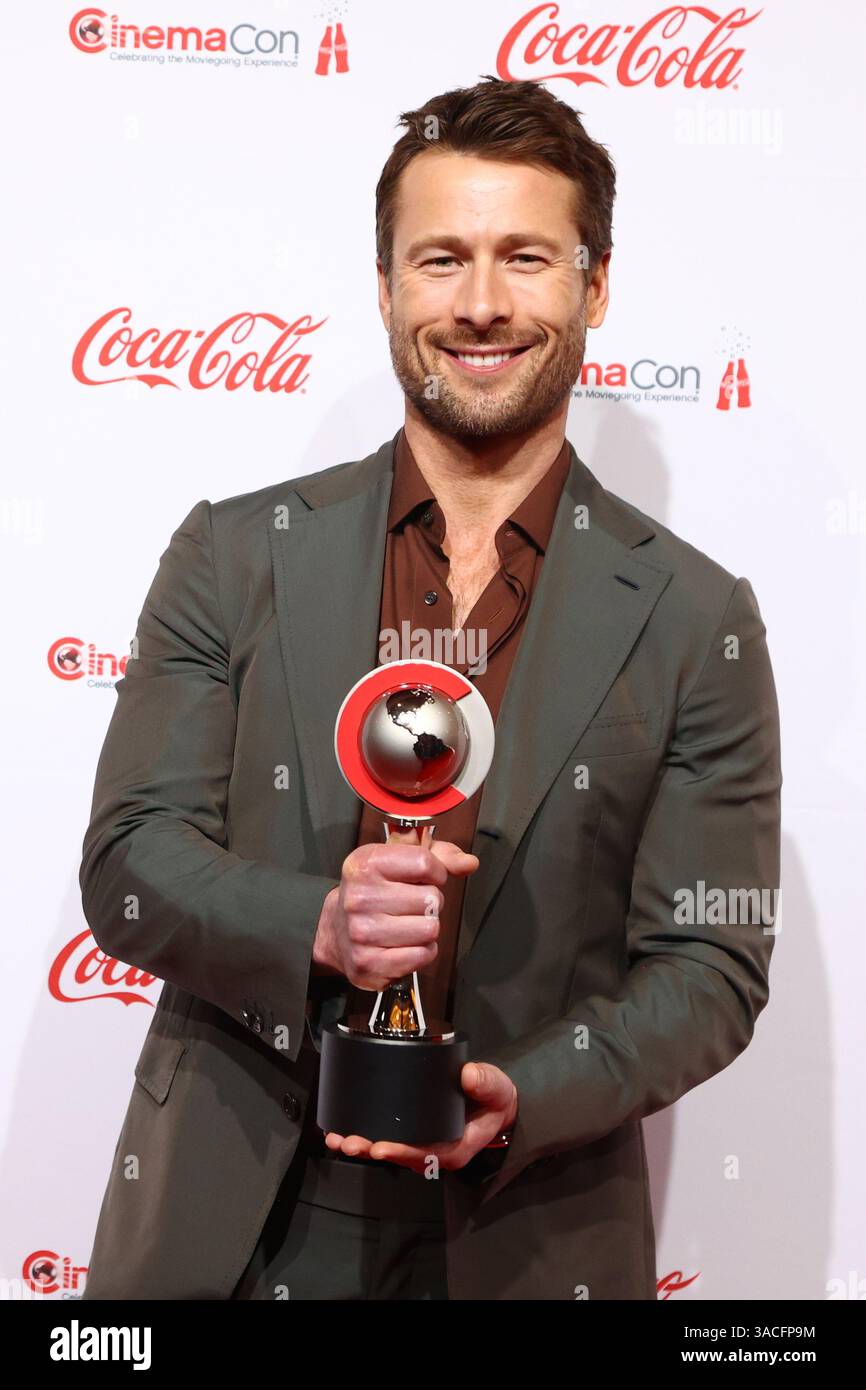 Las Vegas, Usa. April 2025. Glen Powell, Gewinner des „Star of the Year“-Preises, kommt am Donnerstag, den 3. April 2025, für die CinemaCon 2025 Big Screen Achievement Awards im Caesars Palace, Las Vegas, Nevada. Foto: James Atoa/UPI Credit: UPI/Alamy Live News Stockfoto