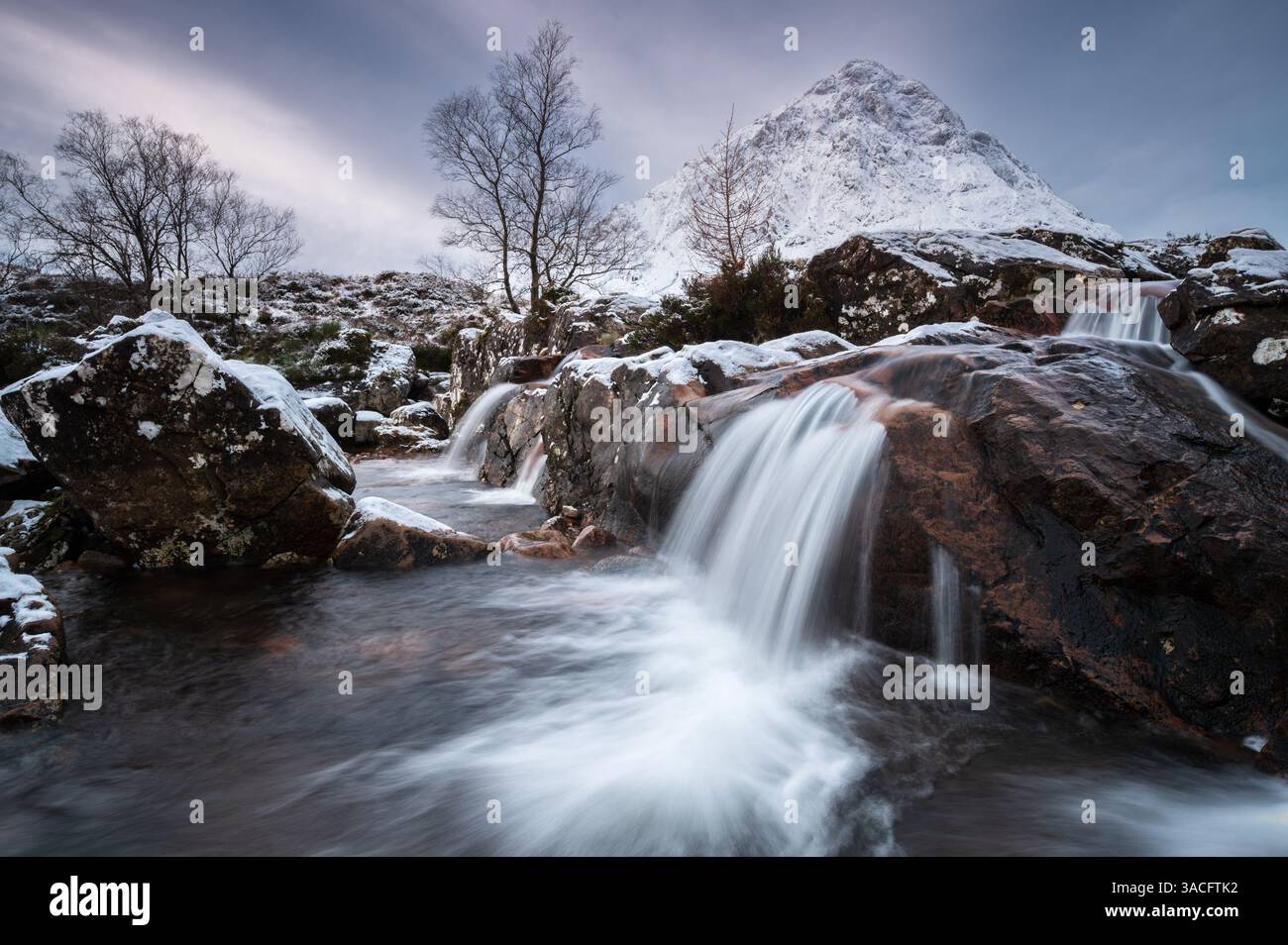 Schottische Landschaft mit Bergen und Wasserfall Stockfoto