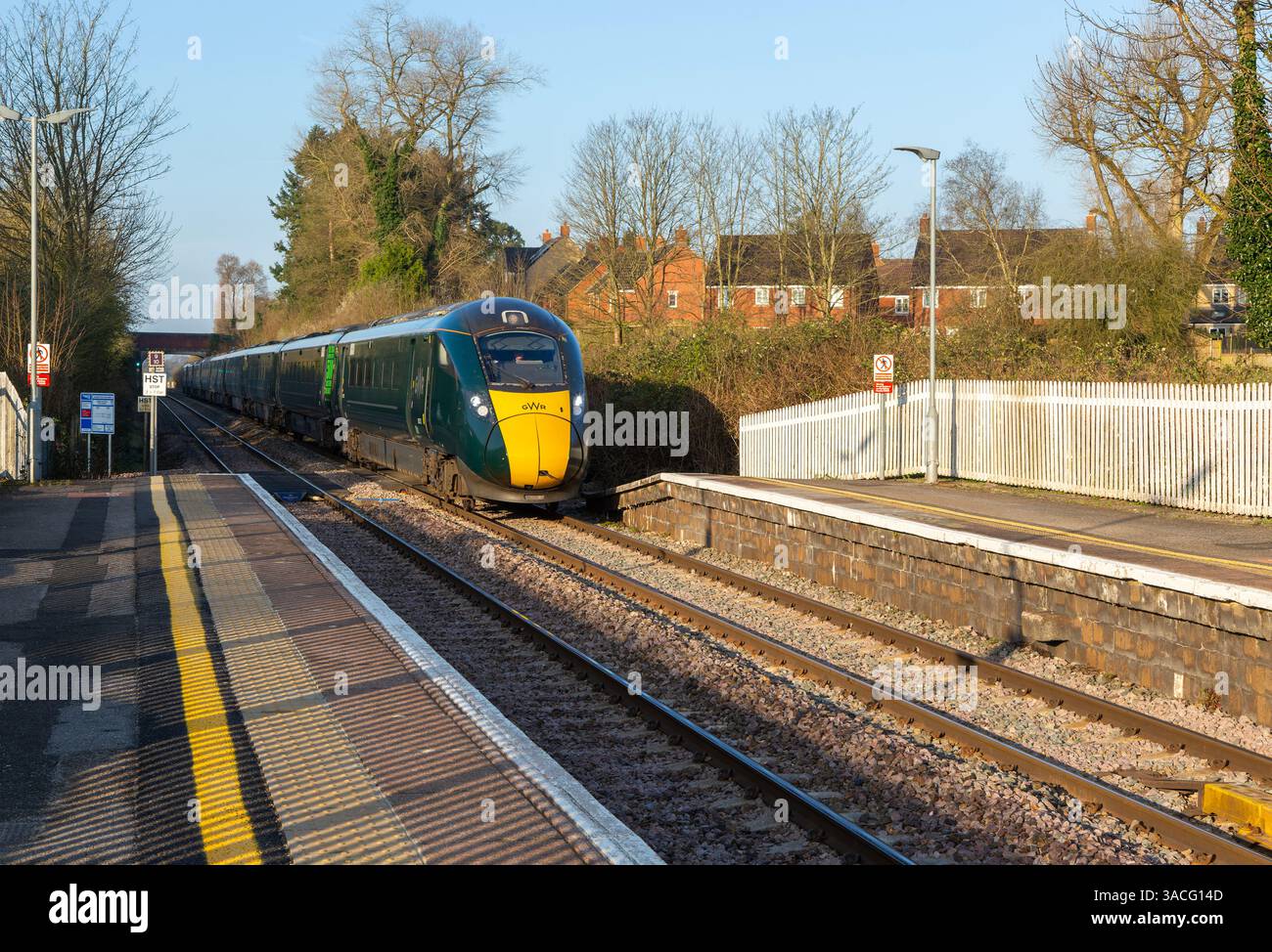 Great Western Railway British Rail Class 800 Intercity Express Train, Ankunft am Bahnsteig des Bahnhofs, Pewsey, Wiltshire, England, Großbritannien Stockfoto
