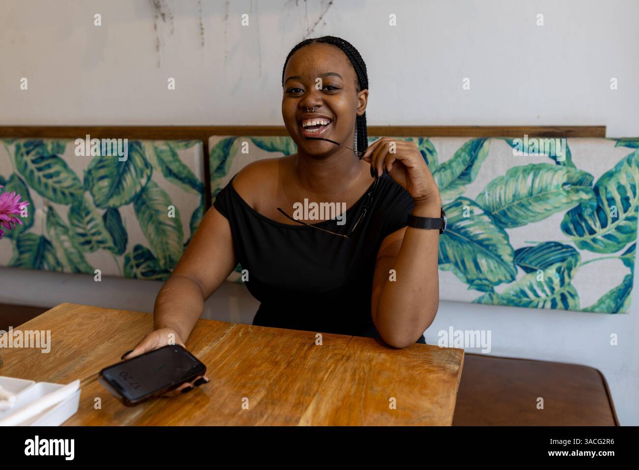 Junge schwarze Frauen Coffee Shop Date lachen miteinander Stockfoto