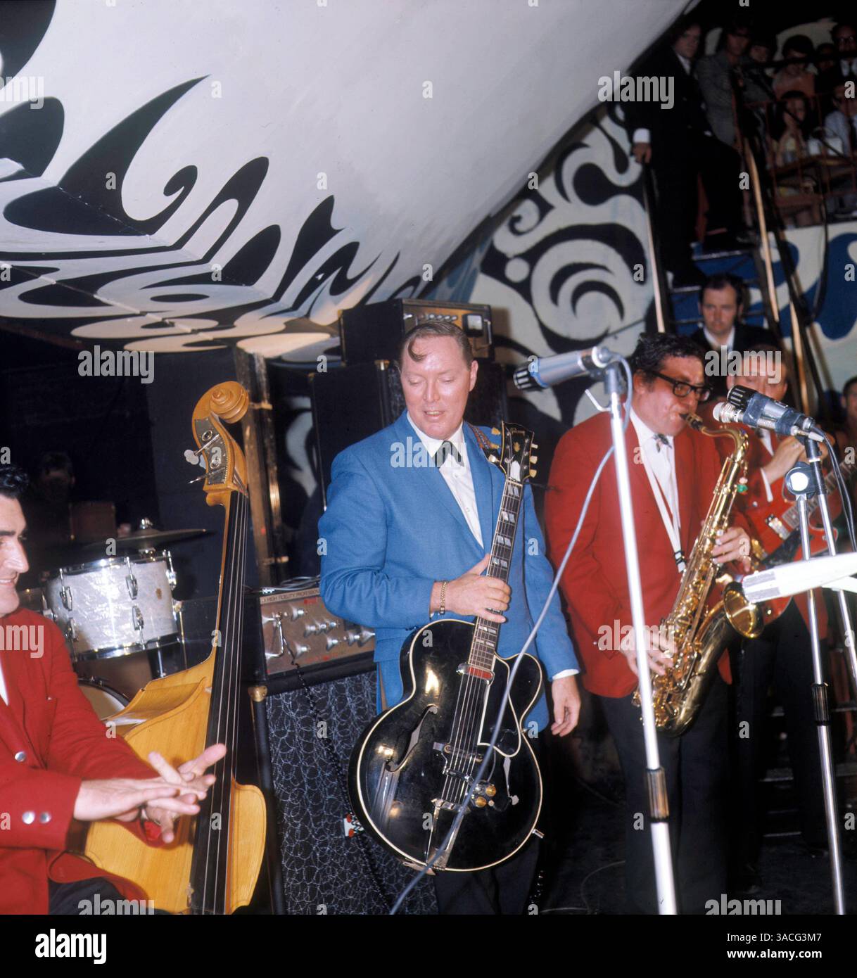 01. Januar 1957 – München – Rock and Roll-Pionier BILL HALEY bei einem Konzert in München. 1954 nahmen der Bandleader Bill Haley and His Comets Rock Around the Clock auf, eine Rock-and-Roll-Hymne, die acht Wochen lang auf Nummer eins blieb und weltweit schätzungsweise 25 Millionen Exemplare verkaufte. (Kreditbild: © Roedel/Keystone Pressedienst/ZUMA Press) EINSCHRÄNKUNGEN: * Deutschland Rights OUT * Stockfoto