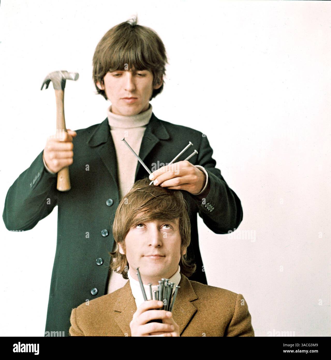 Januar 1965: London, England, Vereinigtes Königreich, Mitglieder der Beatles, GEORGE HARRISON und JOHN LENNON. Als eine der kommerziell erfolgreichsten und von der Kritik gefeierten Bands in der Geschichte der Popmusik führten die Beatles Mitte der 1960er Jahre das Musical „British Invasion“ in die Vereinigten Staaten an. Als sie am 7. Februar 1964 an diesen Küsten landeten, standen sie buchstäblich der Welt der Popkultur auf dem Kopf und setzten die musikalische Agenda für den Rest des Jahrzehnts fest. (Kreditbild: © Keystone Pressedienst/ZUMA Press) EINSCHRÄNKUNGEN: * Deutschland macht SICH DIE Rechte AUS * (DATEIFOTO: Exaktes Datum und Ort unbekannt) Stockfoto