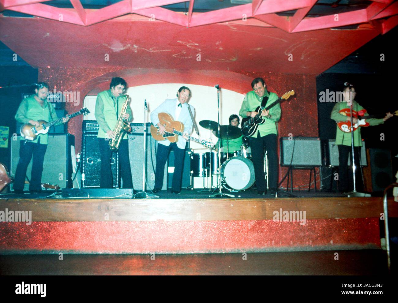 01. Januar 1955: London, England, UK - Rock and Roll-Pionier BILL HALEY während eines Konzerts in Großbritannien. 1954 nahmen der Bandleader Bill Haley and His Comets Rock Around the Clock auf, eine Rock-and-Roll-Hymne, die acht Wochen lang auf Nummer eins blieb und weltweit schätzungsweise 25 Millionen Exemplare verkaufte. (Kreditbild: © Roedel/Keystone Pressedienst/ZUMA Press) EINSCHRÄNKUNGEN: * Deutschland Rights OUT * Stockfoto