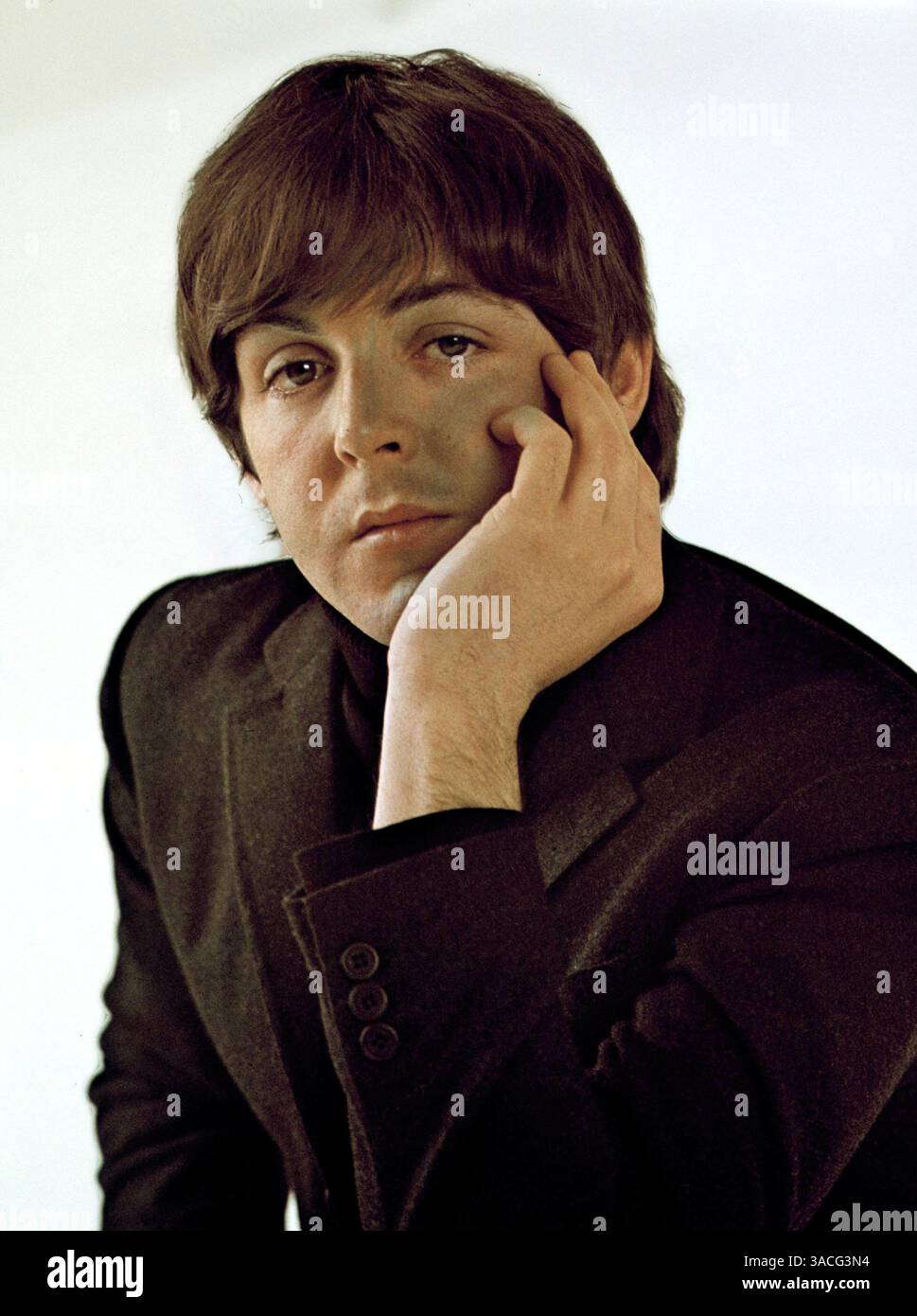 1. Januar 1965: London, England, Großbritannien, einer der Gründungsmitglieder der Beatles, PAUL MCCARTNEY. Als eine der kommerziell erfolgreichsten und von der Kritik gefeierten Bands in der Geschichte der Popmusik führten die Beatles Mitte der 1960er Jahre das Musical „British Invasion“ in die Vereinigten Staaten an. Als sie am 7. Februar 1964 an diesen Küsten landeten, standen sie buchstäblich der Welt der Popkultur auf dem Kopf und setzten die musikalische Agenda für den Rest des Jahrzehnts fest. (Kreditbild: © Keystone Pressedienst/ZUMA Press) EINSCHRÄNKUNGEN: * Deutschland macht SICH DIE Rechte AUS * (DATEIFOTO: Exaktes Datum und Ort unbekannt) Stockfoto