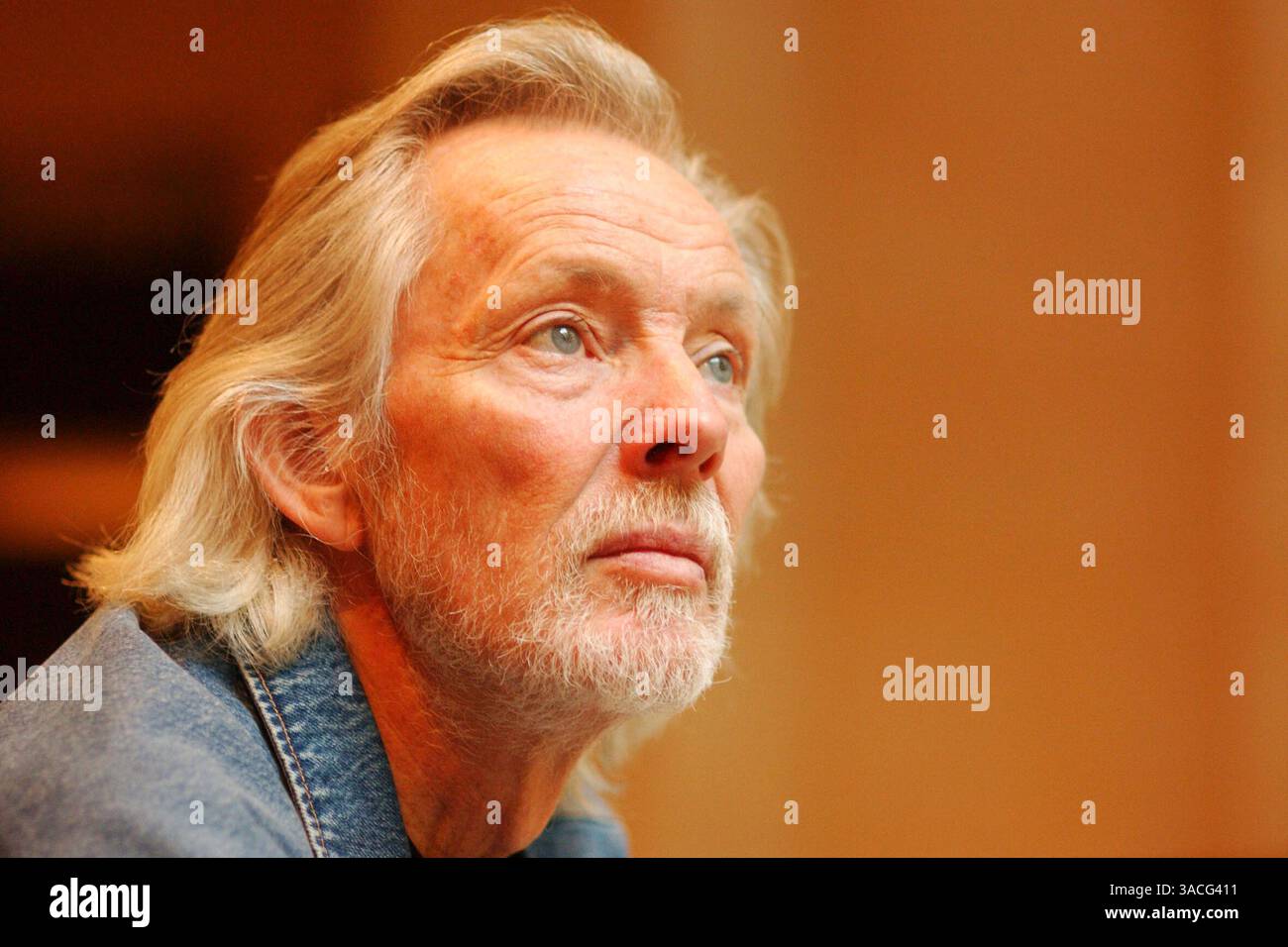 12. November 2003: Berlin, deutscher Künstler, Musiker und Schallplattenproduzent KLAUS VOORMANN, der durch seine langjährige Zusammenarbeit mit den Beatles bekannt ist. Im Oktober 2003 veröffentlichte Voormann seine Autobiografie Why Don't You Play 'Imagine' on the White Piano, John?: Memories of the Beatles and many other Friends. Das Buch widmet sich den 1960er und 1970er Jahren und behandelt Voormanns enge Freundschaft mit den Beatles und anderen Musikern und Künstlern sowie sein Privatleben. (Kreditbild: © CARO/Wachter/Keystone Pressedienst/ZUMA Press) EINSCHRÄNKUNGEN: * Germany Rights OUT * Stockfoto