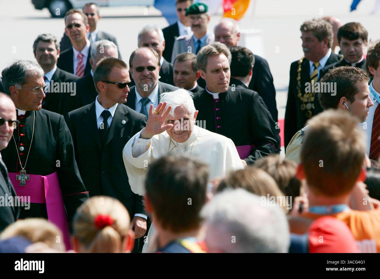 18. August 2005 - Köln, DEUTSCHLAND - Benedikt XVI. (JOSEPH RATZINGER) kehrt zu seiner ersten großen Auslandsreise zurück, seit er im April zum Papst gewählt wurde. Das Flugzeug des Papstes wurde von jubelnden Menschenmassen getroffen, als es am Flughafen Köln-Bonn landete, wo Bundeskanzler und Bundespräsident darauf warteten, ihn zu begrüßen. Während seines viertägigen Aufenthalts in Köln plant der Papst, Vertreter der evangelischen Kirchen Deutschlands, aber auch Muslime und Juden zu treffen. (Bild: © Ecken, Dominique/Keystone Pressedienst/ZUMA Press) Stockfoto
