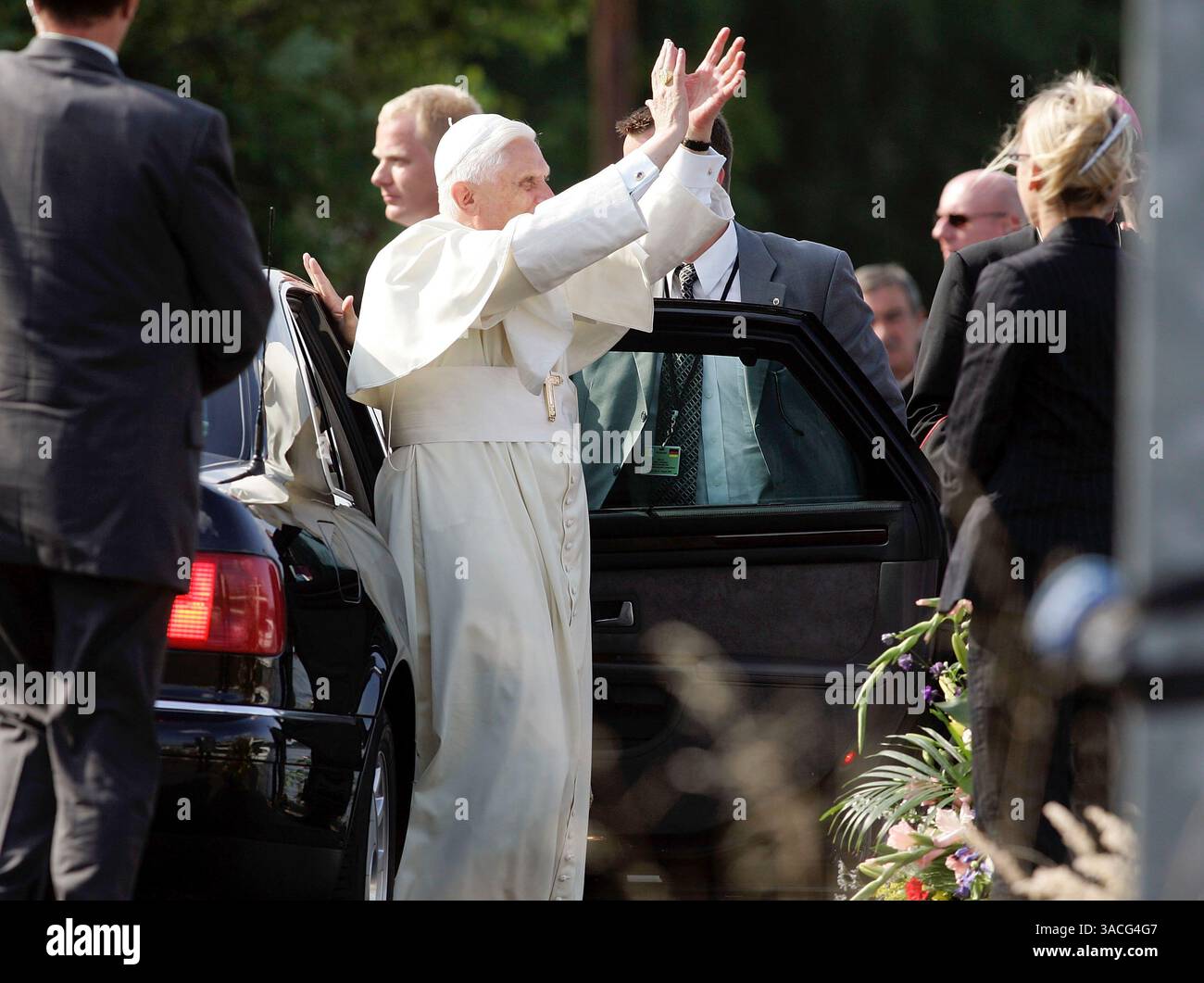 18. August 2005 - Köln, DEUTSCHLAND - Benedikt XVI. (JOSEPH RATZINGER) kehrt zu seiner ersten großen Auslandsreise zurück, seit er im April zum Papst gewählt wurde. Das Flugzeug des Papstes wurde von jubelnden Menschenmassen getroffen, als es am Flughafen Köln-Bonn landete, wo Bundeskanzler und Bundespräsident darauf warteten, ihn zu begrüßen. Während seines viertägigen Aufenthalts in Köln plant der Papst, Vertreter der evangelischen Kirchen Deutschlands, aber auch Muslime und Juden zu treffen. (Bild: © Ecken, Dominique/Keystone Pressedienst/ZUMA Press) Stockfoto