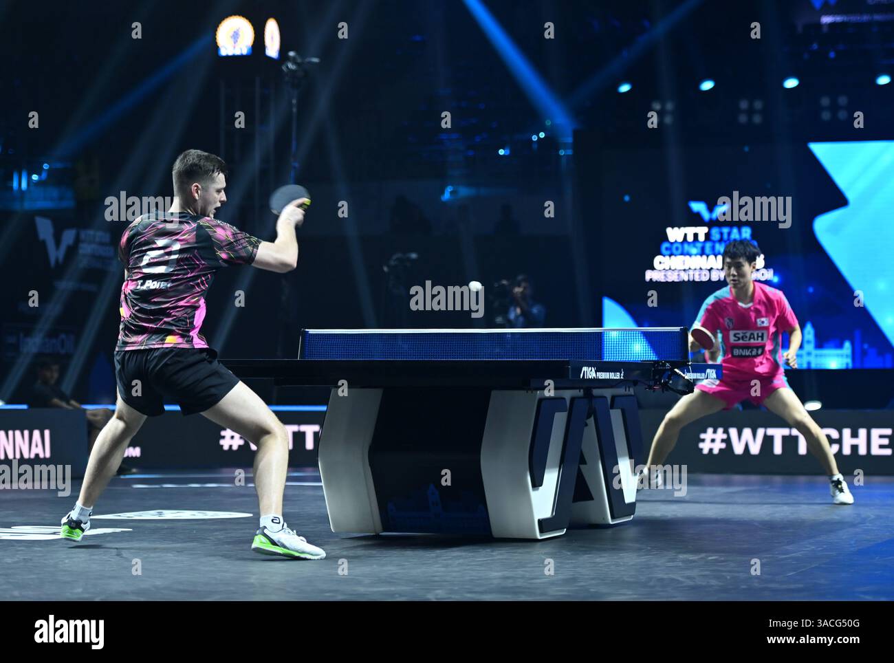 Chennai, Indien. 30. März 2025. Der 18-jährige Oh Jun-sung triumphierte in einem packenden Siebenspiel für Männer im Singles gegen den französischen Konkurrenten Thibault Poret Stockfoto