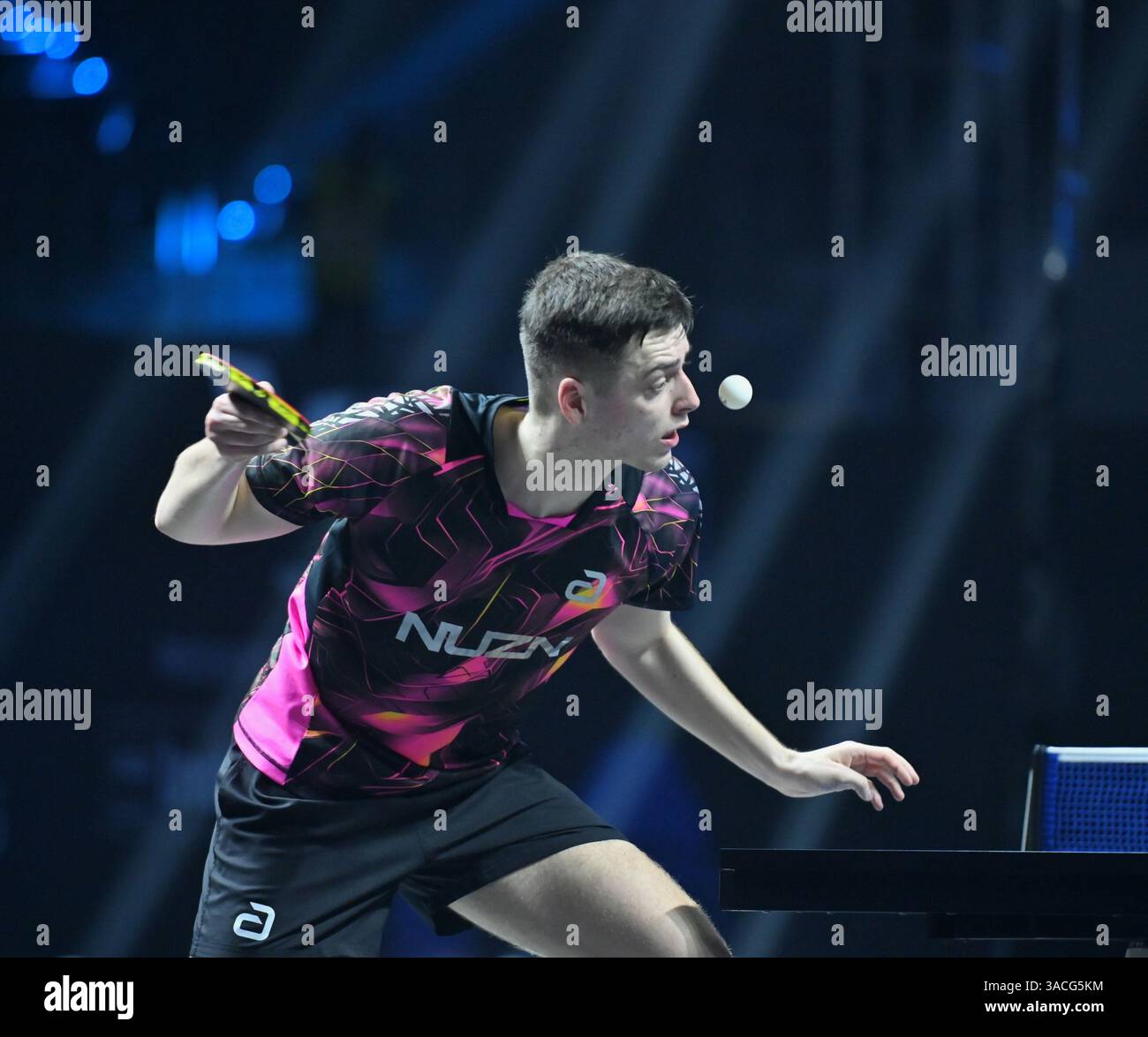 Chennai, Indien. 30. März 2025. Der 18-jährige Oh Jun-sung triumphierte in einem packenden Siebenspiel für Männer im Singles gegen den französischen Konkurrenten Thibault Poret Stockfoto