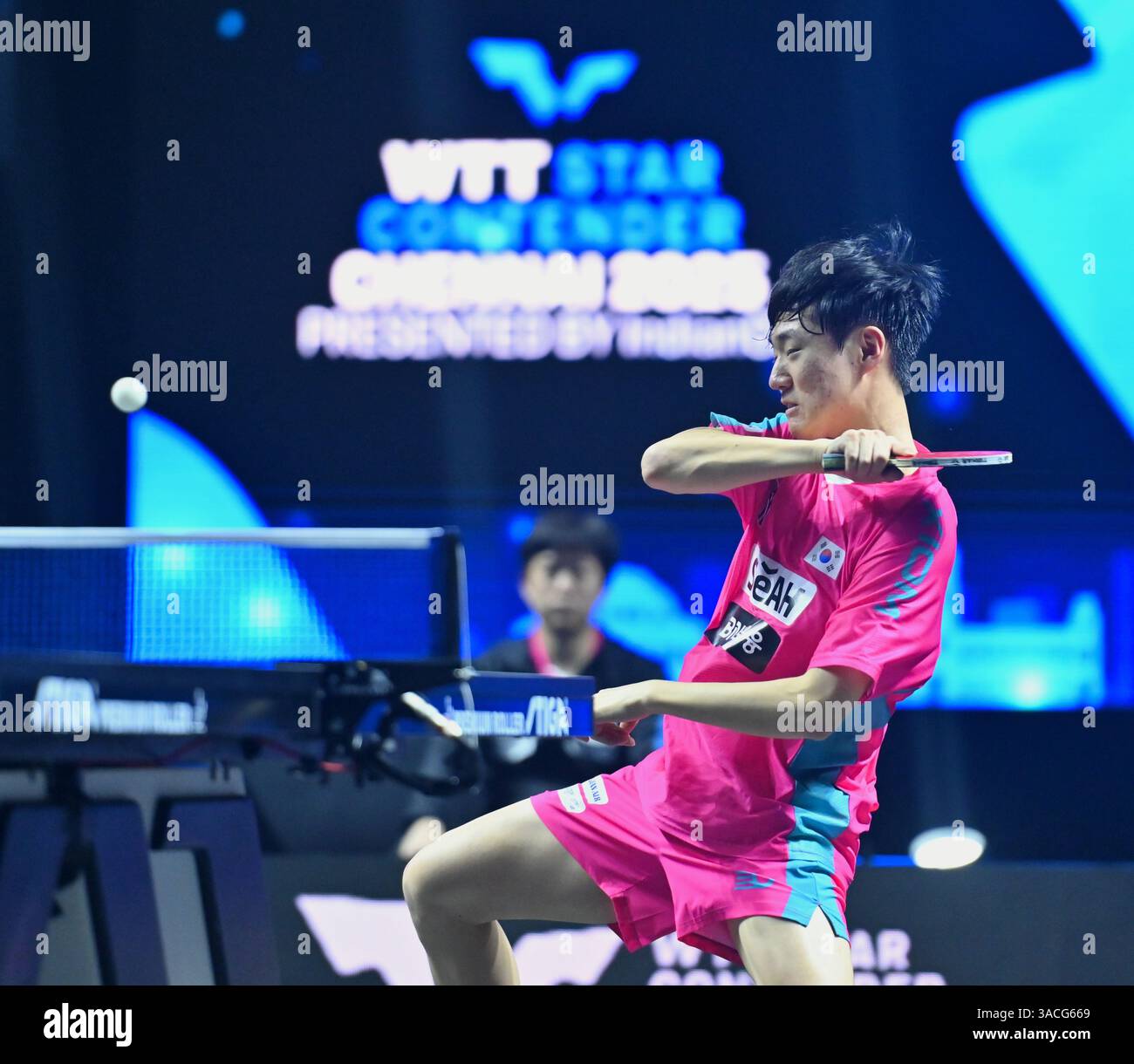 Chennai, Indien. 30. März 2025. Der 18-jährige Oh Jun-sung triumphierte in einem packenden Siebenspiel für Männer im Singles gegen den französischen Konkurrenten Thibault Poret Stockfoto