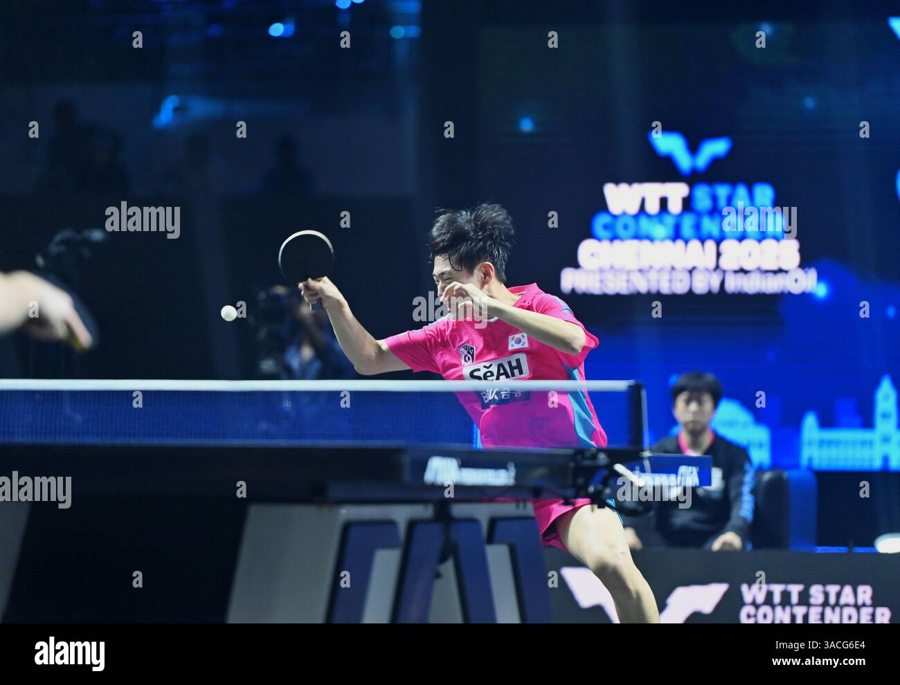 Chennai, Indien. 30. März 2025. Der 18-jährige Oh Jun-sung triumphierte in einem packenden Siebenspiel für Männer im Singles gegen den französischen Konkurrenten Thibault Poret Stockfoto