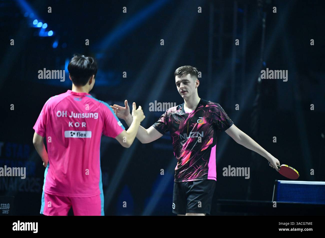 Chennai, Indien. 30. März 2025. Der 18-jährige Oh Jun-sung triumphierte in einem packenden Siebenspiel für Männer im Singles gegen den französischen Konkurrenten Thibault Poret Stockfoto