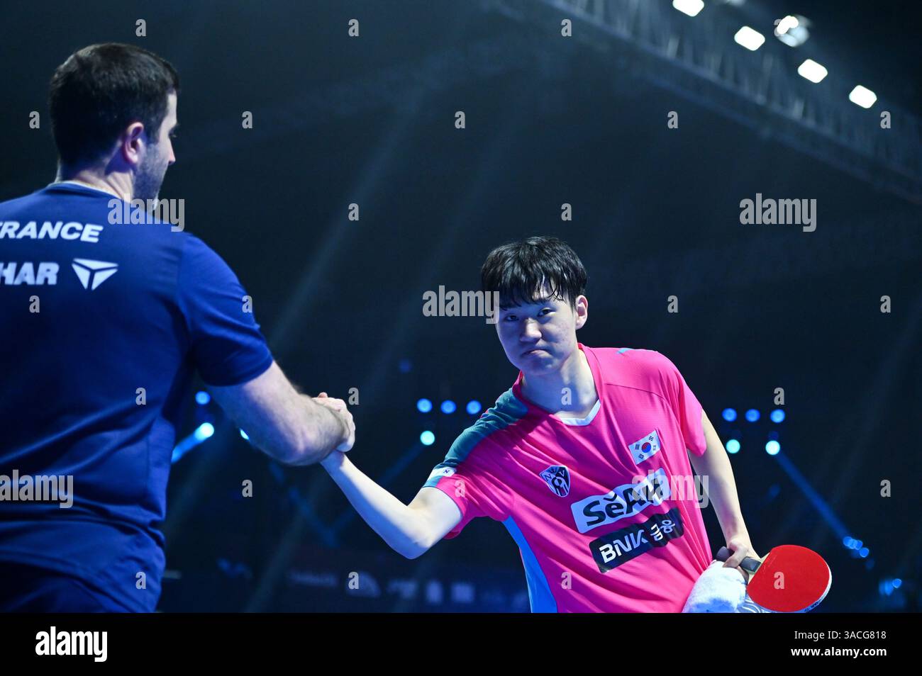 Chennai, Indien. 30. März 2025. Der 18-jährige Oh Jun-sung triumphierte in einem packenden Siebenspiel für Männer im Singles gegen den französischen Konkurrenten Thibault Poret Stockfoto