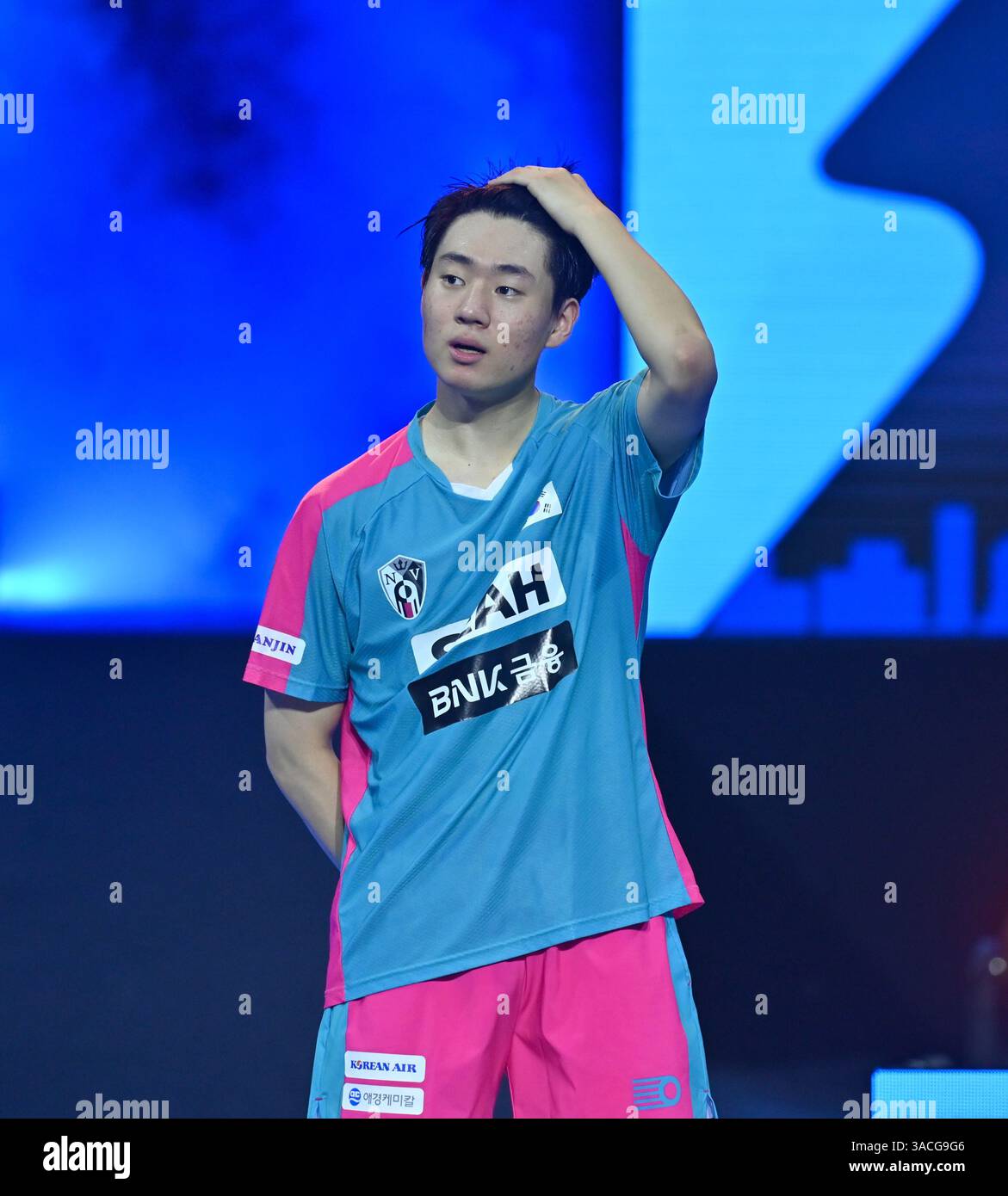 Chennai, Indien. 30. März 2025. Der 18-jährige Oh Jun-sung triumphierte in einem packenden Siebenspiel für Männer im Singles gegen den französischen Konkurrenten Thibault Poret Stockfoto