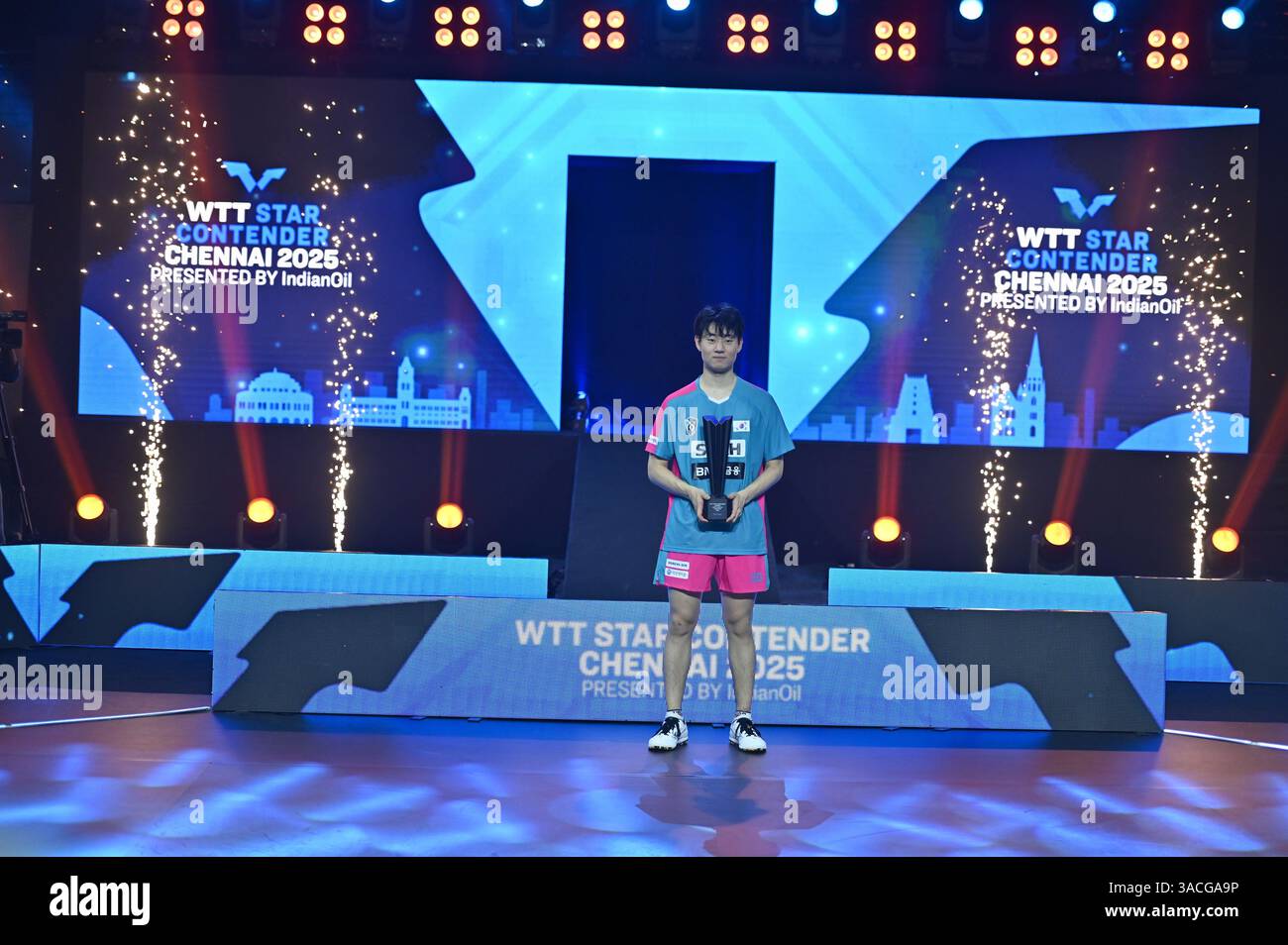 Chennai, Indien. 30. März 2025. Der 18-jährige Oh Jun-sung triumphierte in einem packenden Siebenspiel für Männer im Singles gegen den französischen Konkurrenten Thibault Poret Stockfoto