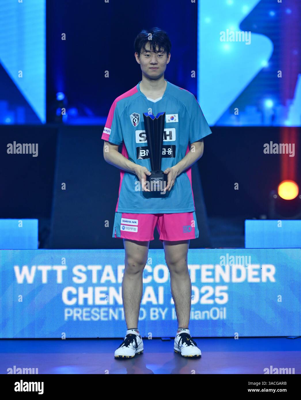Chennai, Indien. 30. März 2025. Der 18-jährige Oh Jun-sung triumphierte in einem packenden Siebenspiel für Männer im Singles gegen den französischen Konkurrenten Thibault Poret Stockfoto