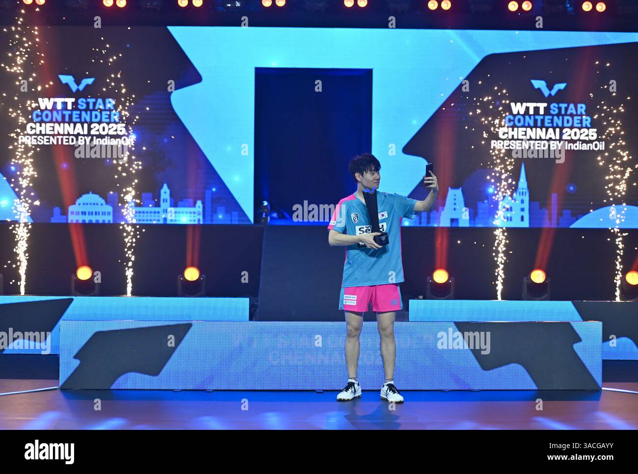 Chennai, Indien. 30. März 2025. Der 18-jährige Oh Jun-sung triumphierte in einem packenden Siebenspiel für Männer im Singles gegen den französischen Konkurrenten Thibault Poret Stockfoto