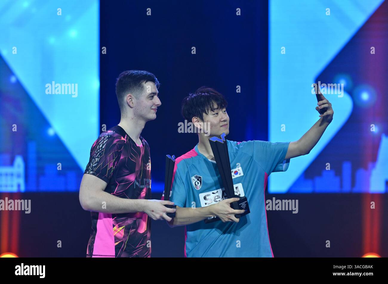 Chennai, Indien. 30. März 2025. Der 18-jährige Oh Jun-sung triumphierte in einem packenden Siebenspiel für Männer im Singles gegen den französischen Konkurrenten Thibault Poret Stockfoto