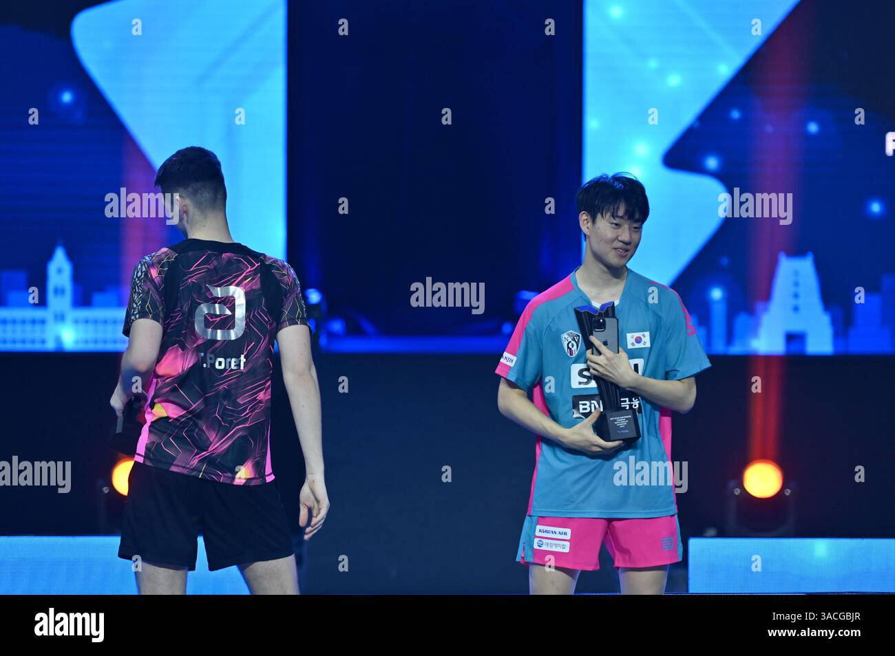 Chennai, Indien. 30. März 2025. Der 18-jährige Oh Jun-sung triumphierte in einem packenden Siebenspiel für Männer im Singles gegen den französischen Konkurrenten Thibault Poret Stockfoto