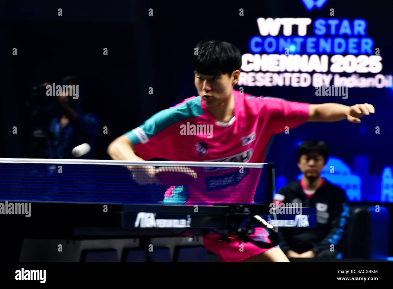 Chennai, Indien. 30. März 2025. Der 18-jährige Oh Jun-sung triumphierte in einem packenden Siebenspiel für Männer im Singles gegen den französischen Konkurrenten Thibault Poret Stockfoto