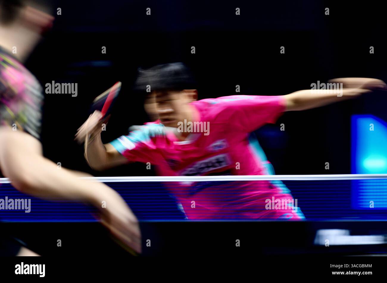 Chennai, Indien. 30. März 2025. Der 18-jährige Oh Jun-sung triumphierte in einem packenden Siebenspiel für Männer im Singles gegen den französischen Konkurrenten Thibault Poret Stockfoto