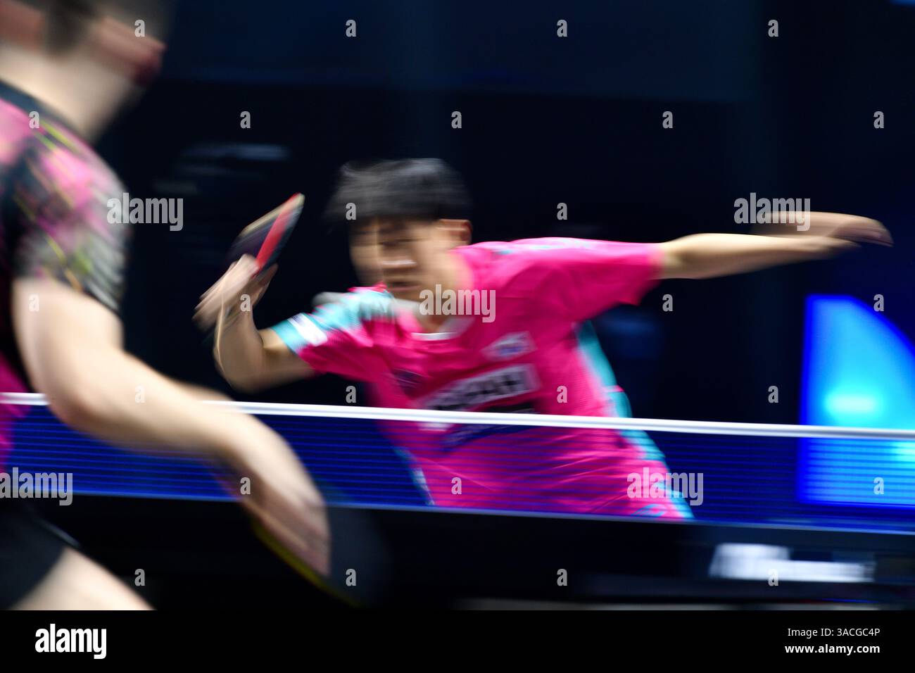 Chennai, Indien. 30. März 2025. Der 18-jährige Oh Jun-sung triumphierte in einem packenden Siebenspiel für Männer im Singles gegen den französischen Konkurrenten Thibault Poret Stockfoto