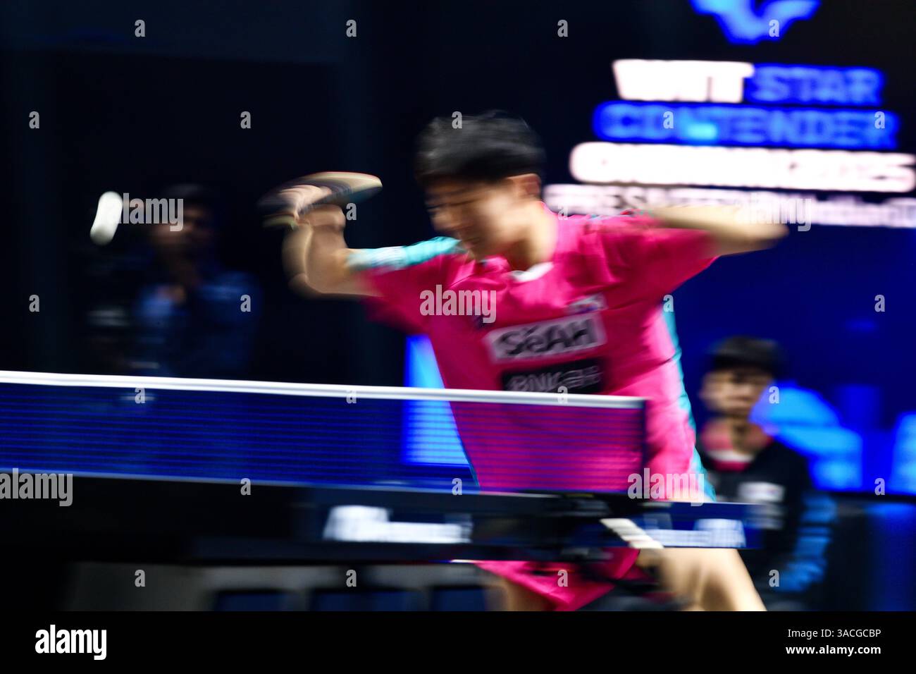 Chennai, Indien. 30. März 2025. Der 18-jährige Oh Jun-sung triumphierte in einem packenden Siebenspiel für Männer im Singles gegen den französischen Konkurrenten Thibault Poret Stockfoto