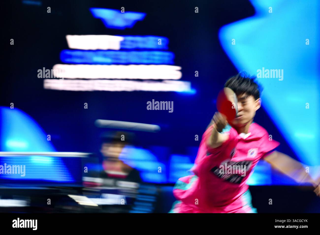 Chennai, Indien. 30. März 2025. Der 18-jährige Oh Jun-sung triumphierte in einem packenden Siebenspiel für Männer im Singles gegen den französischen Konkurrenten Thibault Poret Stockfoto