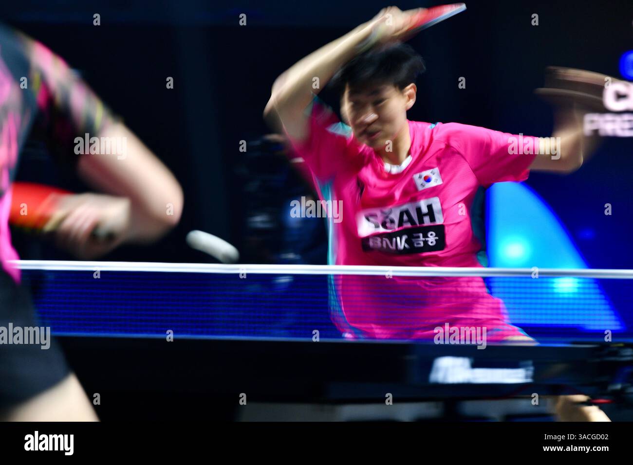 Chennai, Indien. 30. März 2025. Der 18-jährige Oh Jun-sung triumphierte in einem packenden Siebenspiel für Männer im Singles gegen den französischen Konkurrenten Thibault Poret Stockfoto