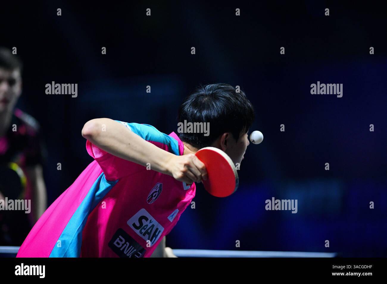 Chennai, Indien. 30. März 2025. Der 18-jährige Oh Jun-sung triumphierte in einem packenden Siebenspiel für Männer im Singles gegen den französischen Konkurrenten Thibault Poret Stockfoto