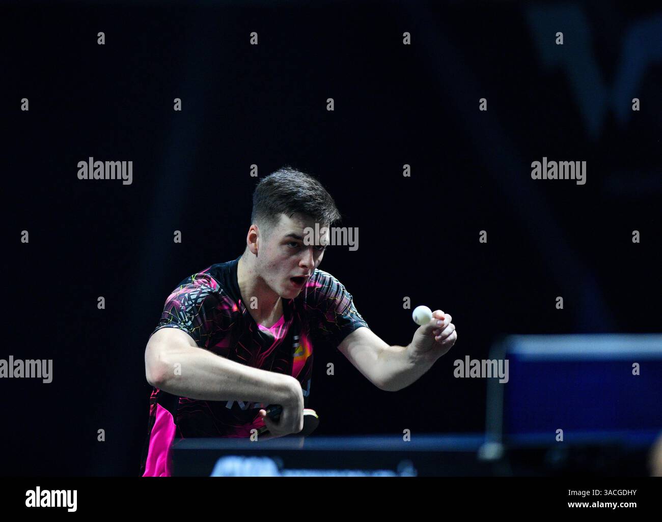 Chennai, Indien. 30. März 2025. Der 18-jährige Oh Jun-sung triumphierte in einem packenden Siebenspiel für Männer im Singles gegen den französischen Konkurrenten Thibault Poret Stockfoto