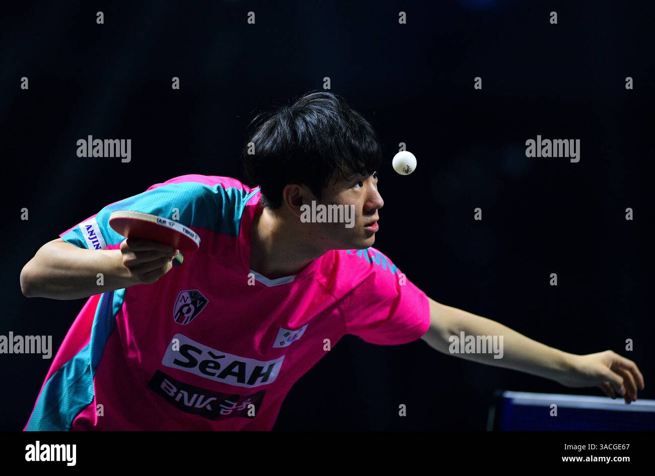 Chennai, Indien. 30. März 2025. Der 18-jährige Oh Jun-sung triumphierte in einem packenden Siebenspiel für Männer im Singles gegen den französischen Konkurrenten Thibault Poret Stockfoto