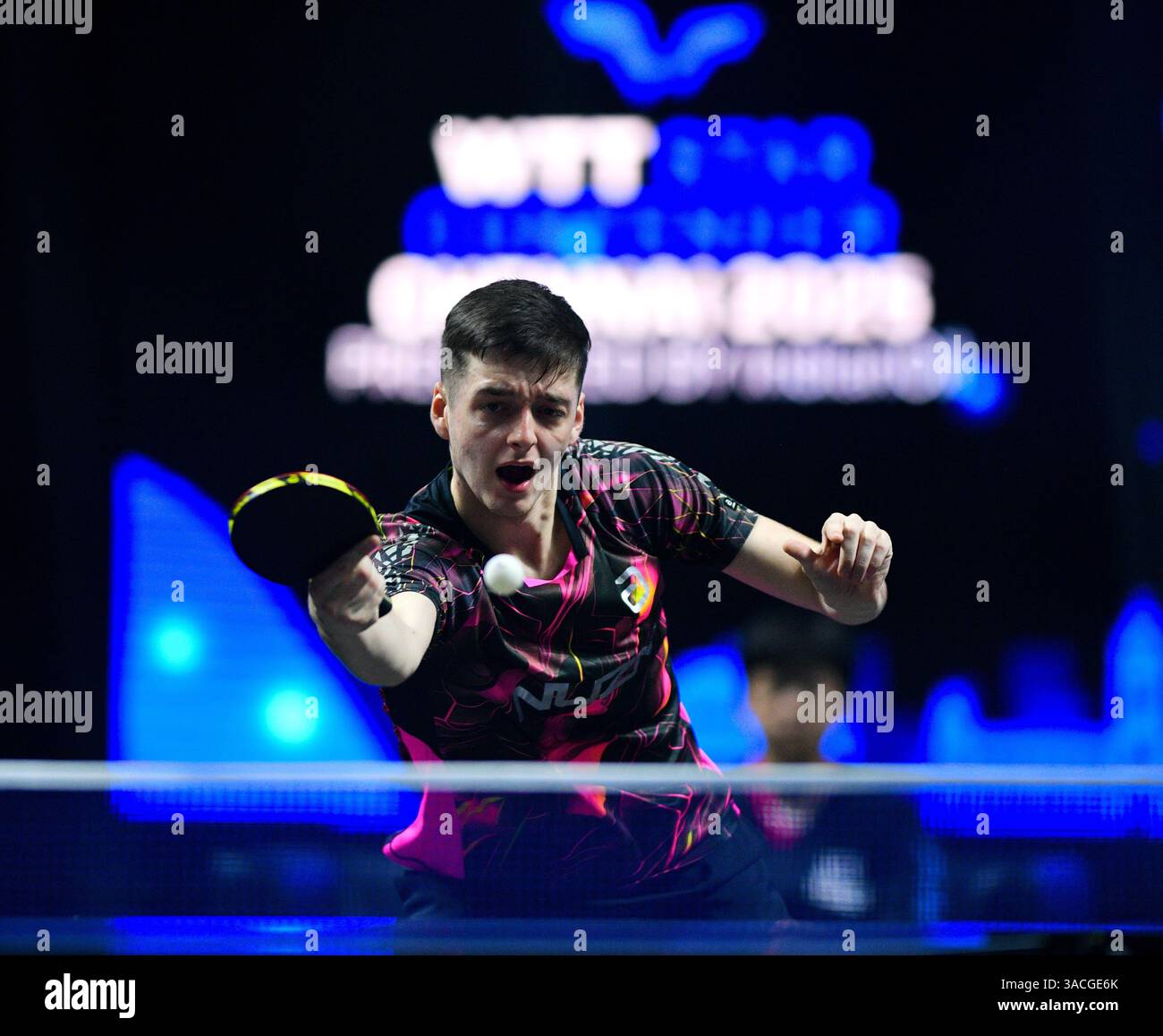 Chennai, Indien. 30. März 2025. Der 18-jährige Oh Jun-sung triumphierte in einem packenden Siebenspiel für Männer im Singles gegen den französischen Konkurrenten Thibault Poret Stockfoto