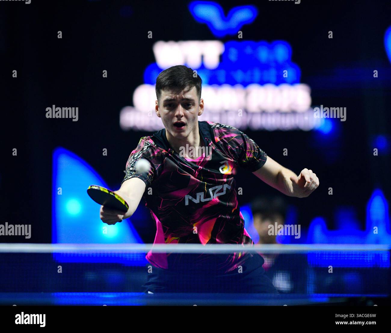 Chennai, Indien. 30. März 2025. Der 18-jährige Oh Jun-sung triumphierte in einem packenden Siebenspiel für Männer im Singles gegen den französischen Konkurrenten Thibault Poret Stockfoto