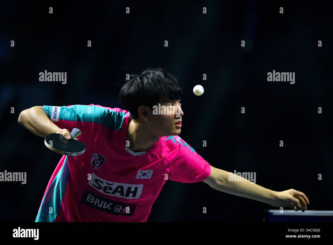 Chennai, Indien. 30. März 2025. Der 18-jährige Oh Jun-sung triumphierte in einem packenden Siebenspiel für Männer im Singles gegen den französischen Konkurrenten Thibault Poret Stockfoto