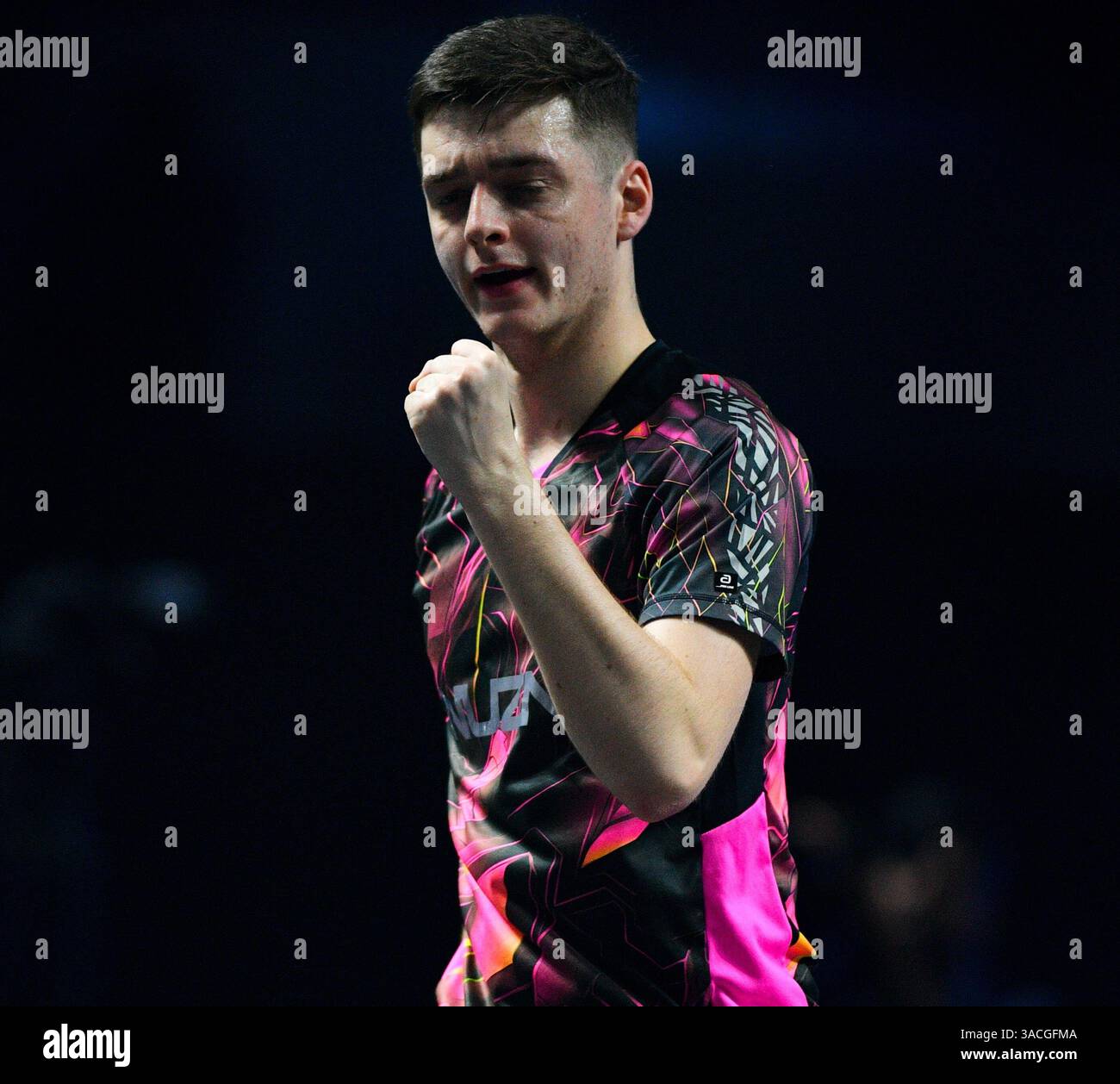 Chennai, Indien. 30. März 2025. Der 18-jährige Oh Jun-sung triumphierte in einem packenden Siebenspiel für Männer im Singles gegen den französischen Konkurrenten Thibault Poret Stockfoto