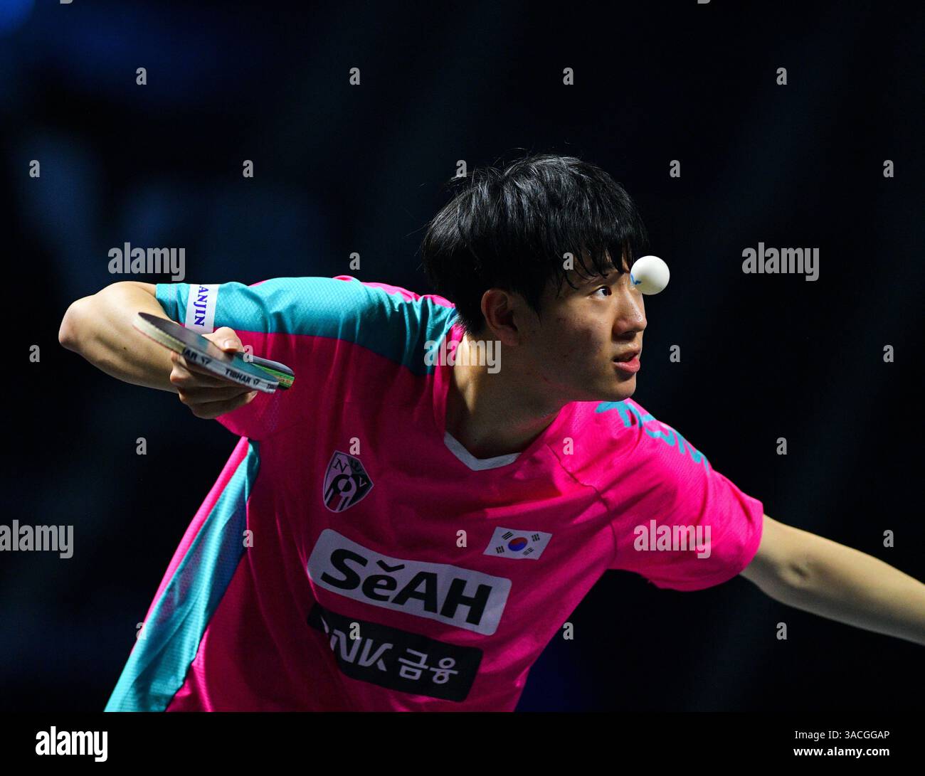 Chennai, Indien. 30. März 2025. Der 18-jährige Oh Jun-sung triumphierte in einem packenden Siebenspiel für Männer im Singles gegen den französischen Konkurrenten Thibault Poret Stockfoto