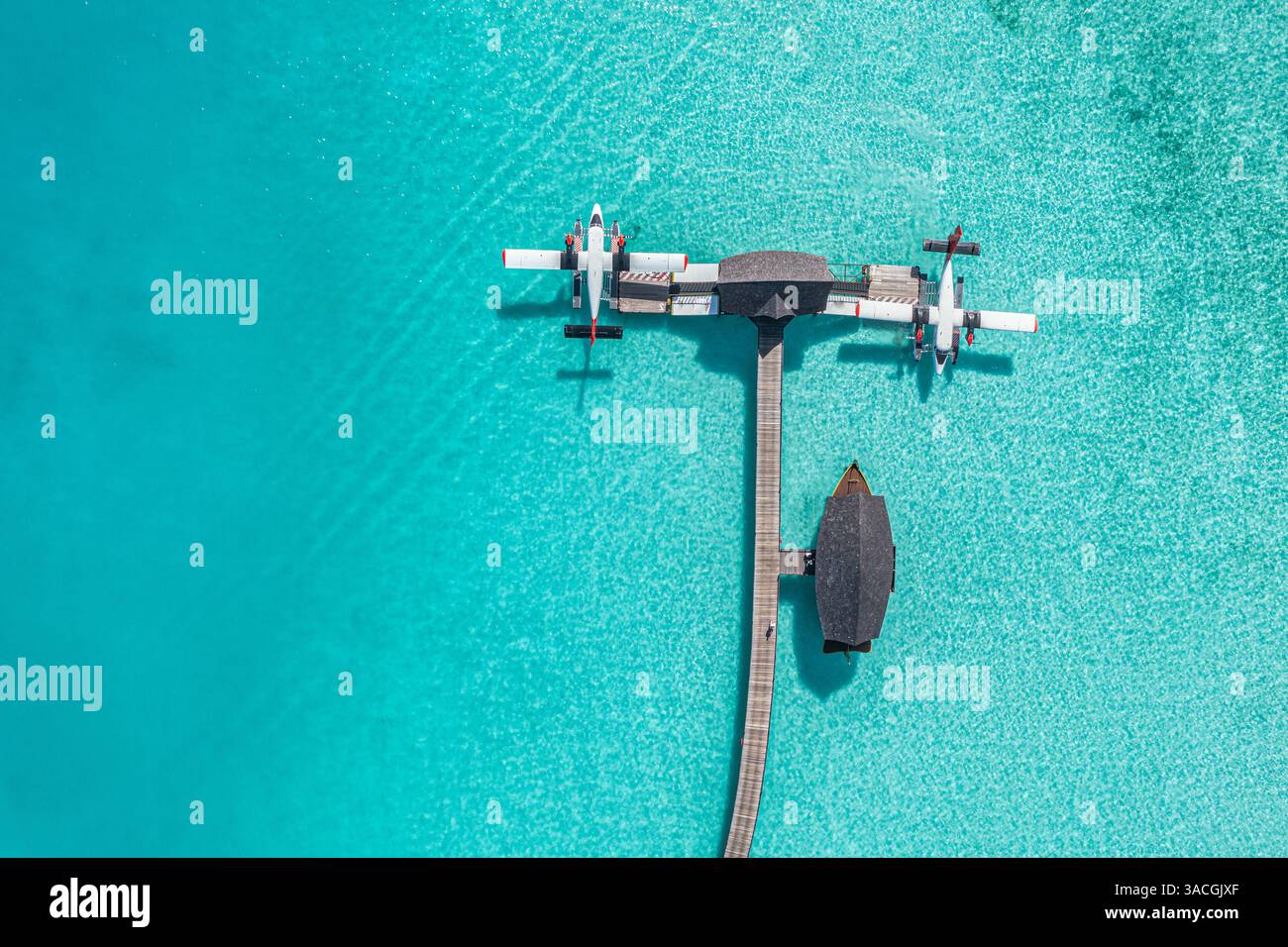 Wunderschöner Blick aus der Vogelperspektive auf die Malediven Steg Wasserflugzeug mit Holzboot und tropischem Strand. Luxuriöses tropisches Resort oder Hotel mit Wasservillen Stockfoto