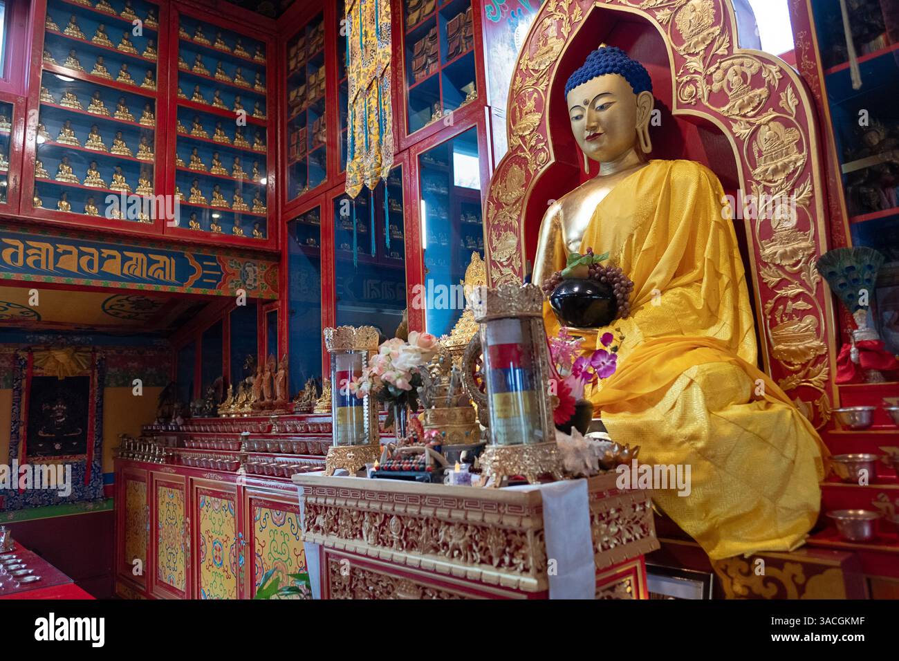 Eine Statue des zukünftigen Buddhas, auch „Kind Buddah“ genannt. Im ursprünglichen Schrein-Raum des Kagyu Thubten Chöling Klosters in Wappingers Falls, NY Stockfoto