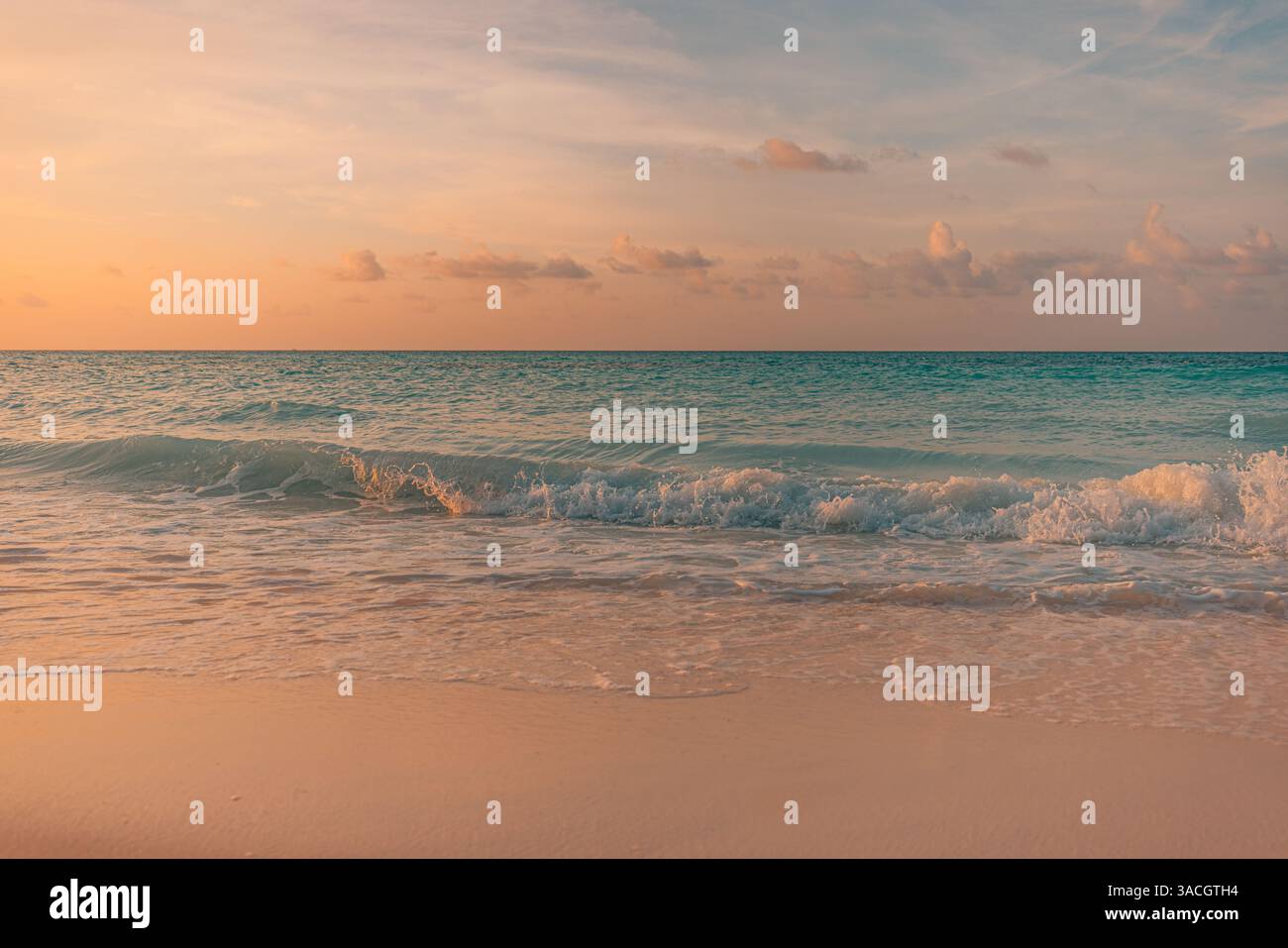 Malerischer Strand unter Sonnenuntergang und Wolken. Traumhafte Natur, Sommerküste, Meereslandschaft. Ruhige, friedliche Wellen, sandige Insellandschaft. Hintergrundbild inspirieren Stockfoto