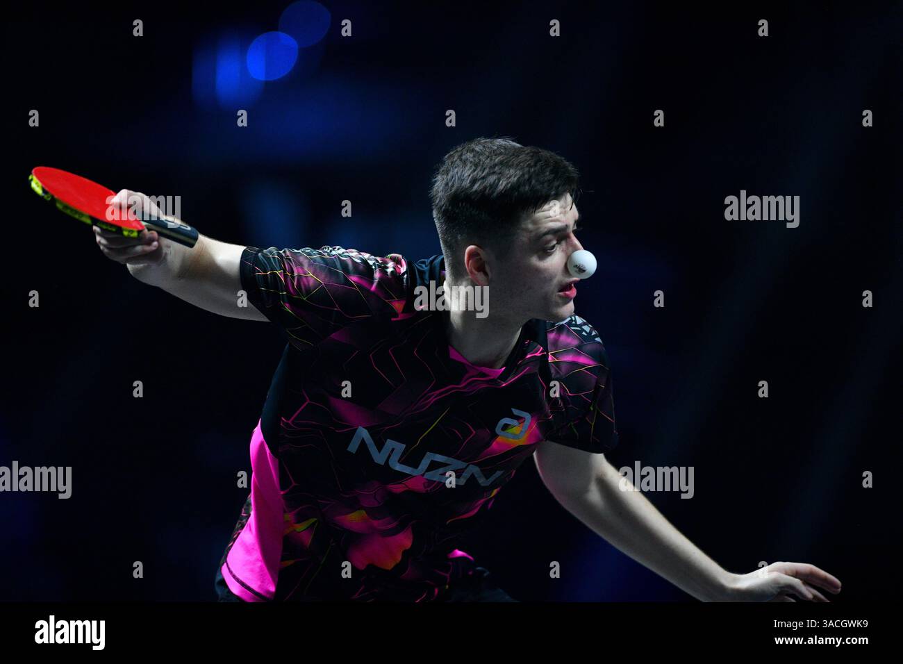 Chennai, Indien. 30. März 2025. Der 18-jährige Oh Jun-sung triumphierte in einem packenden Siebenspiel für Männer im Singles gegen den französischen Konkurrenten Thibault Poret Stockfoto