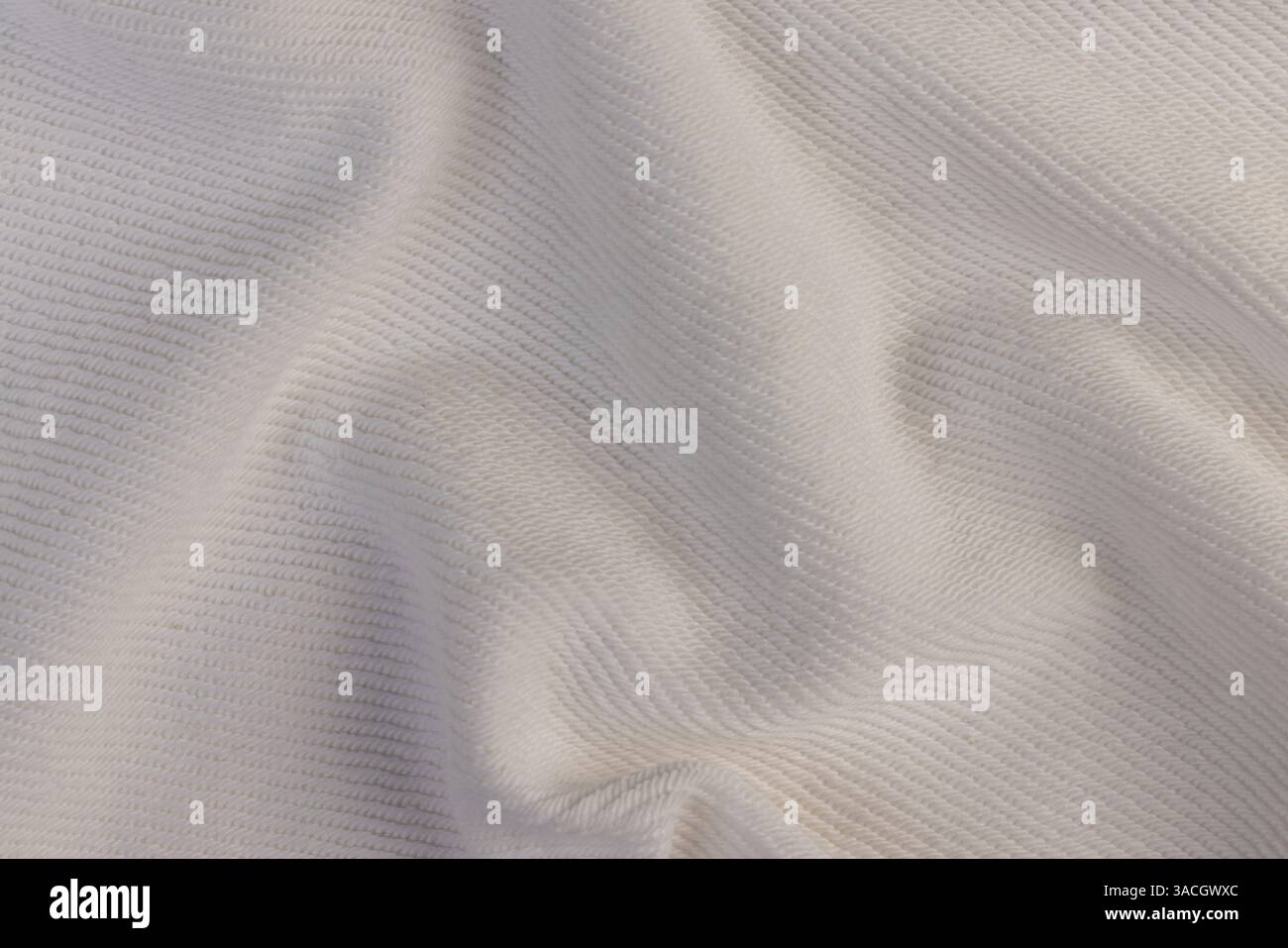 Zerknittertes Naturbaumwollmaterial für die Herstellung von Bekleidung und anderen Gegenständen, Baumwollmaterial Stockfoto