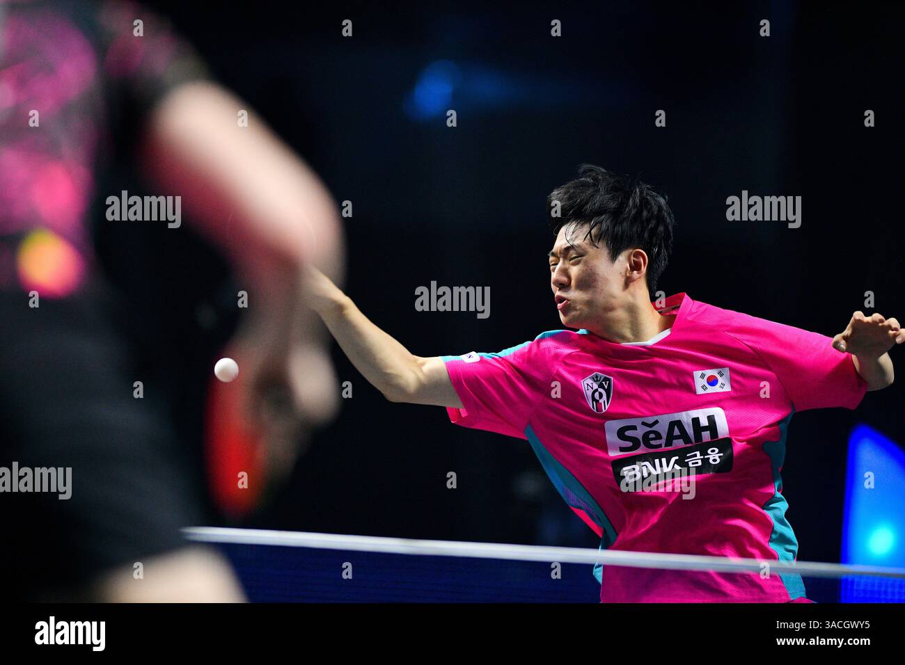 Chennai, Indien. 30. März 2025. Der 18-jährige Oh Jun-sung triumphierte in einem packenden Siebenspiel für Männer im Singles gegen den französischen Konkurrenten Thibault Poret Stockfoto