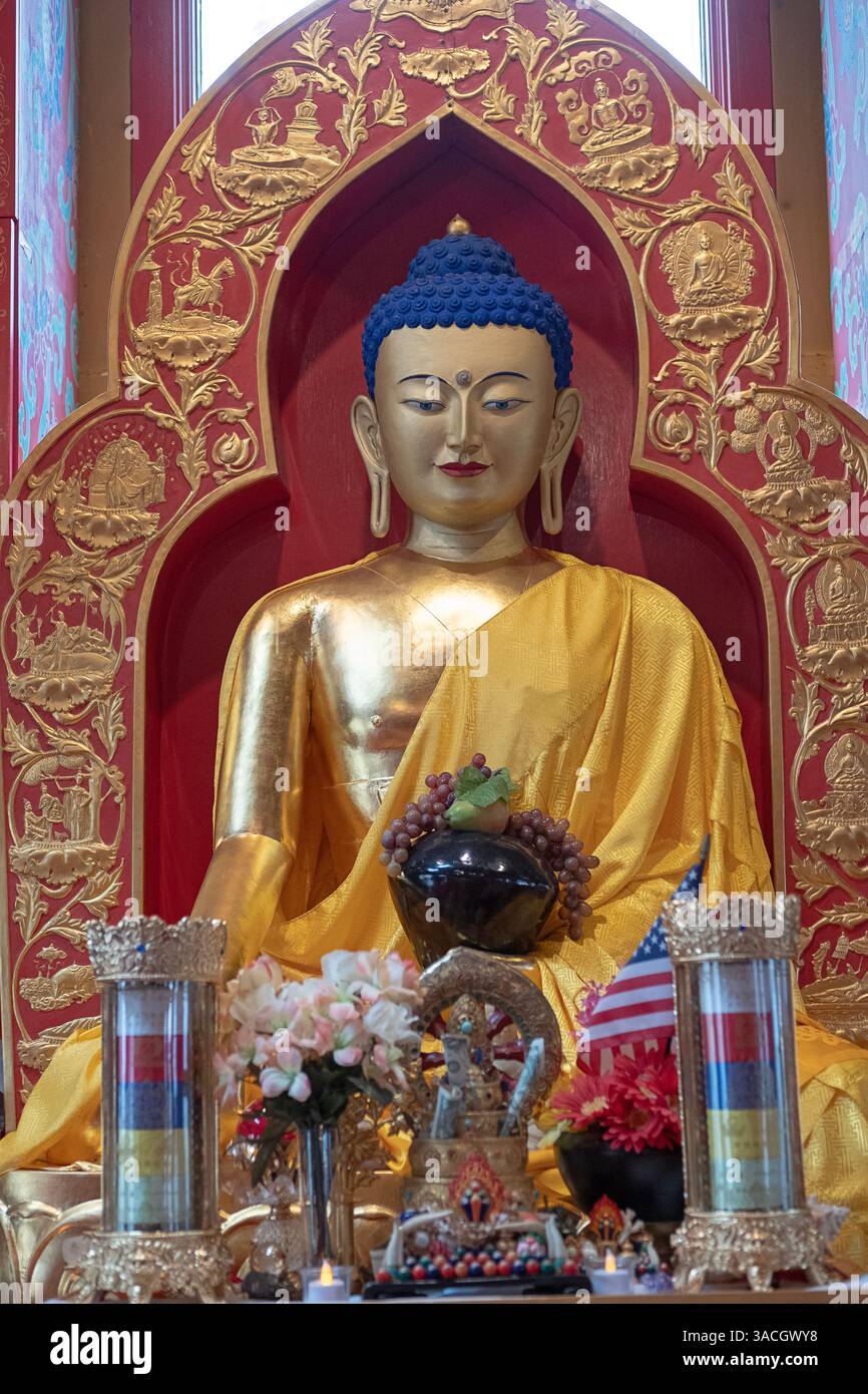 Eine Statue des zukünftigen Buddah, auch Child Buddah genannt. Im ursprünglichen Schrein-Raum des Kagyu Thubten Chöling Klosters in Wappingers Falls, NY Stockfoto