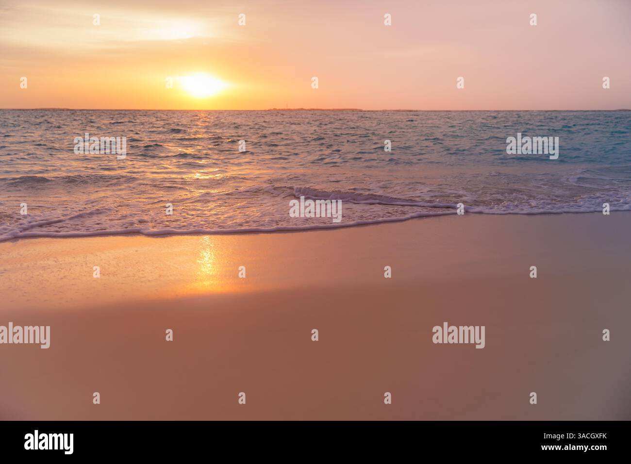 Malerischer Strand unter Sonnenuntergang und Wolken. Traumhafte Natur, Sommerküste, Meereslandschaft. Ruhige, friedliche Wellen, sandige Insellandschaft. Hintergrundbild inspirieren Stockfoto