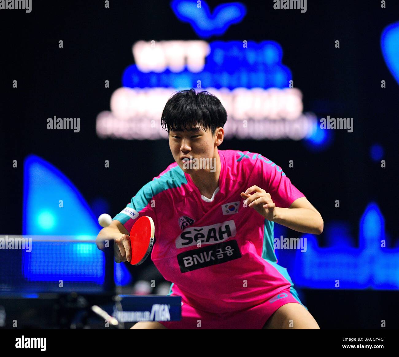 Chennai, Indien. 30. März 2025. Der 18-jährige Oh Jun-sung triumphierte in einem packenden Siebenspiel für Männer im Singles gegen den französischen Konkurrenten Thibault Poret Stockfoto