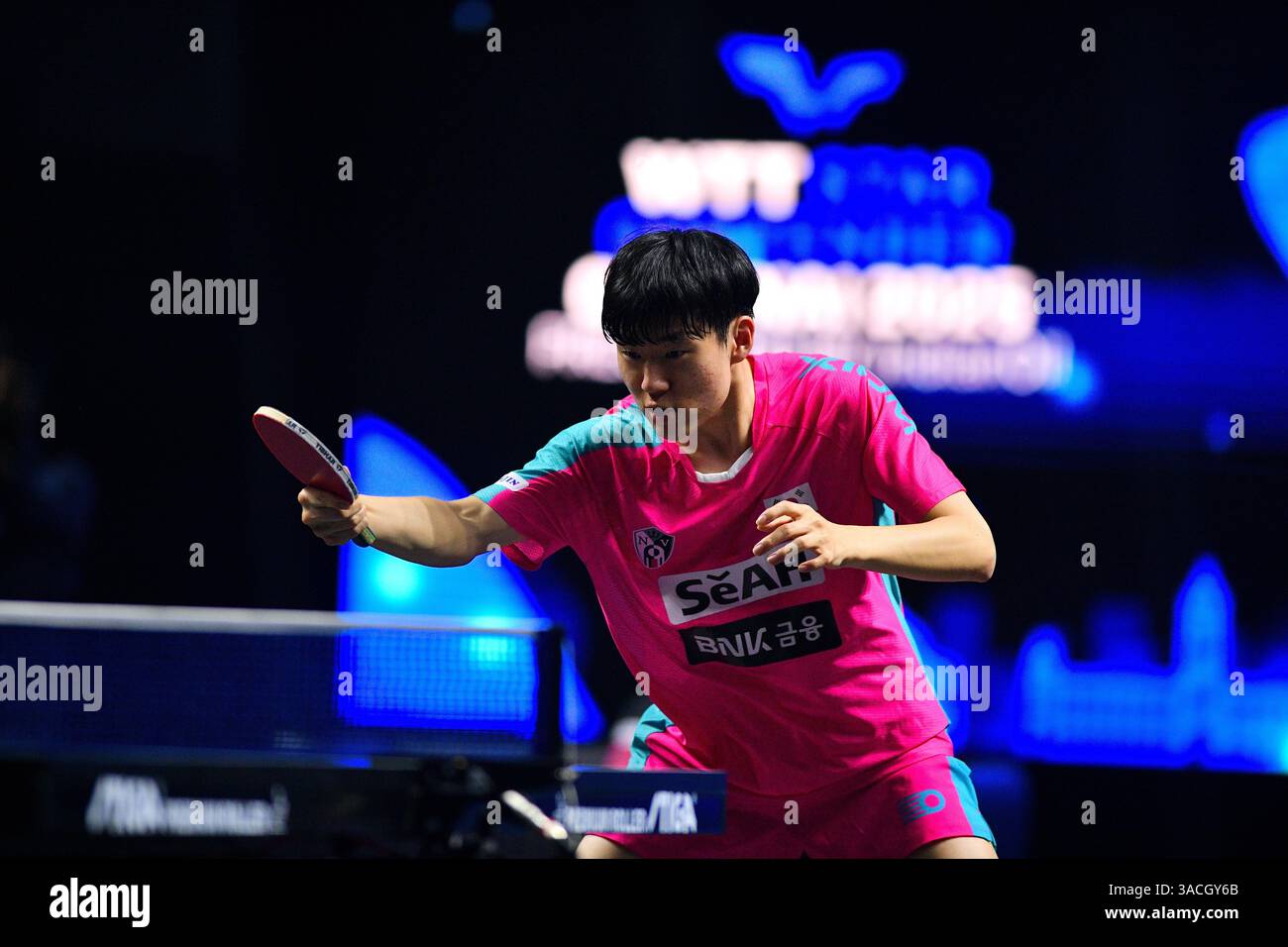 Chennai, Indien. 30. März 2025. Der 18-jährige Oh Jun-sung triumphierte in einem packenden Siebenspiel für Männer im Singles gegen den französischen Konkurrenten Thibault Poret Stockfoto