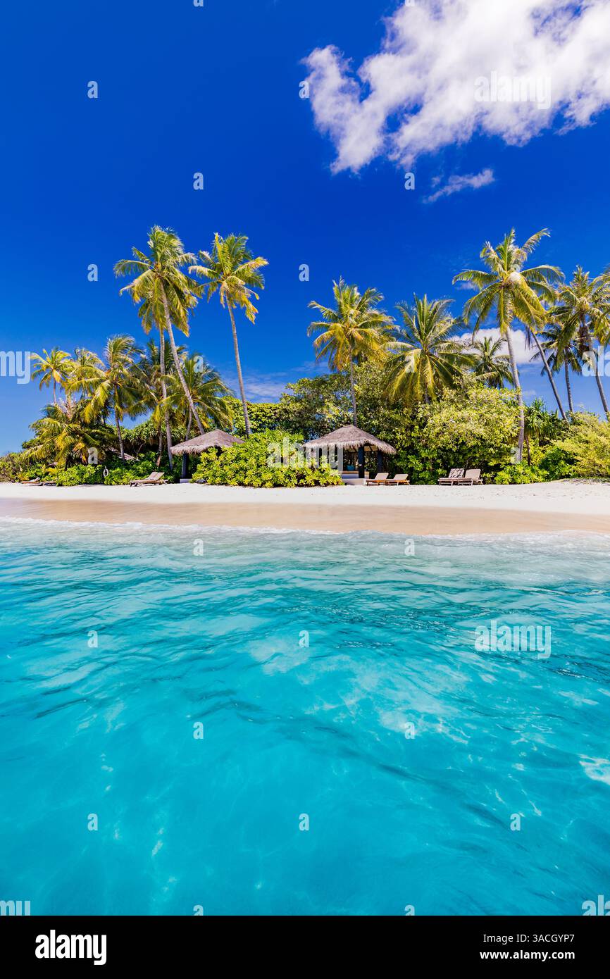 Nahaufnahme Meer Sand Palmen Strand. Panoramablick auf die Insellandschaft. Inspirieren Sie die tropische Küste am Horizont der Meeresbucht. Sonniger, blauer Himmel ruhig, ruhig, entspannend, Sommerurlaub Stockfoto