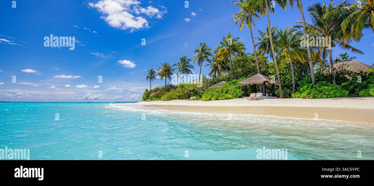 Nahaufnahme Meer Sand Palmen Strand. Panoramablick auf die Insellandschaft. Inspirieren Sie die tropische Küste am Horizont der Meeresbucht. Sonniger, blauer Himmel ruhig, ruhig, entspannend, Sommerurlaub Stockfoto