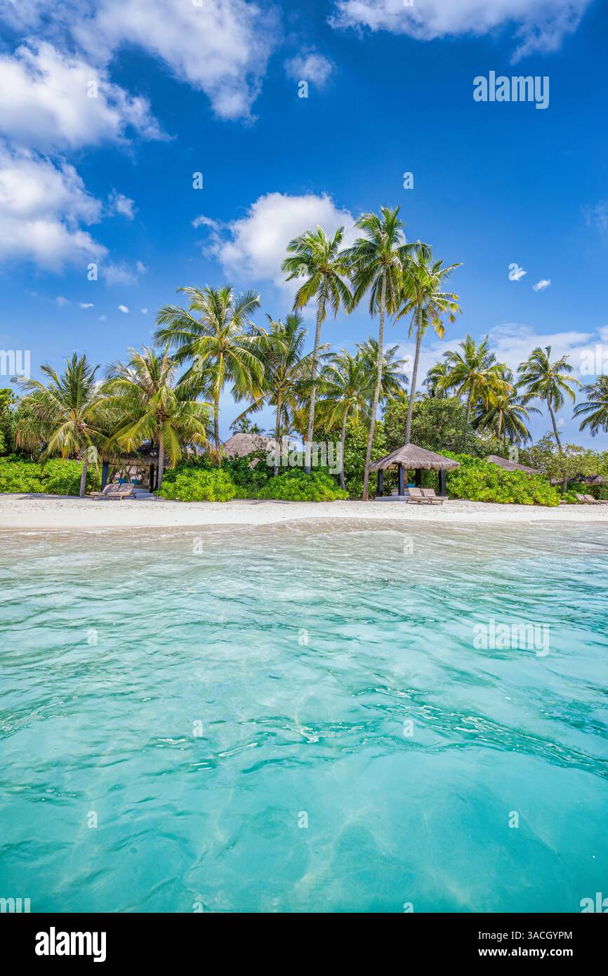 Nahaufnahme Meer Sand Palmen Strand. Panoramablick auf die Insellandschaft. Inspirieren Sie die tropische Küste am Horizont der Meeresbucht. Sonniger, blauer Himmel ruhig, ruhig, entspannend, Sommerurlaub Stockfoto